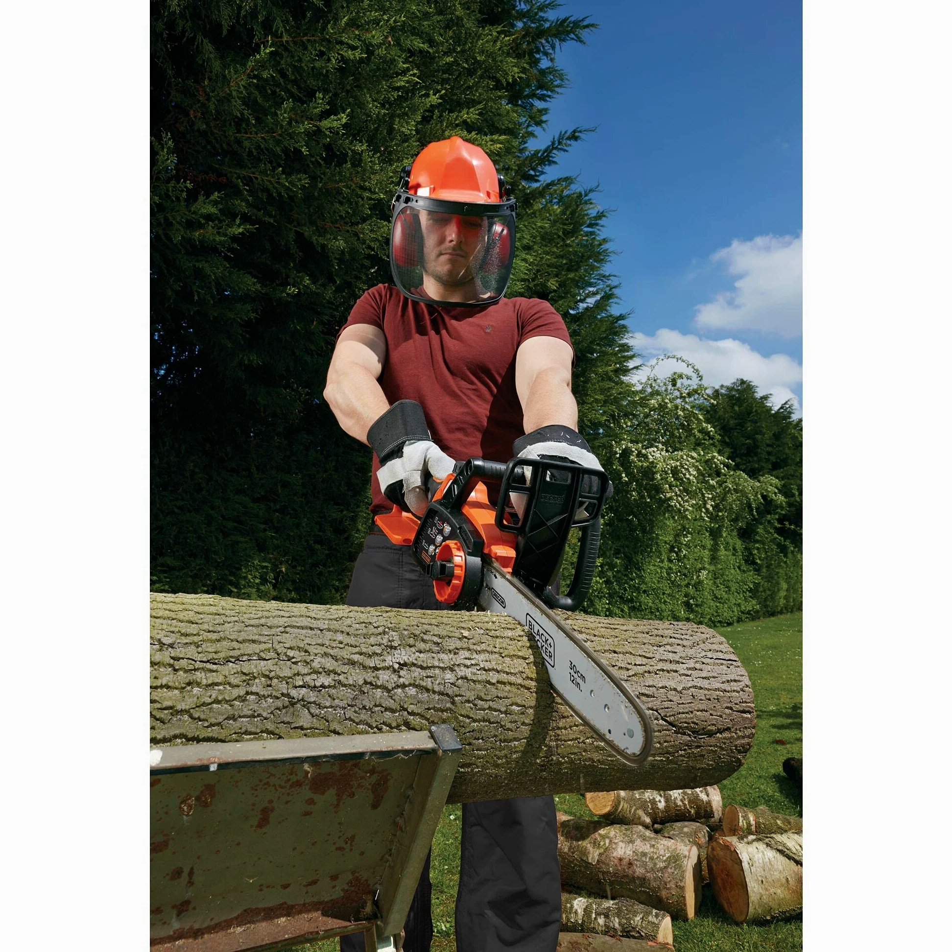 BLACK+DECKER Tronçonneuse Sans Fil 36 V 30 cm avec Batterie Li-Ion 2 Ah et Chargeur - Scie à Chaîne avec Lubrification Automatique - Tendeur de Chaine Sans Outil GKC3630L20-QW
