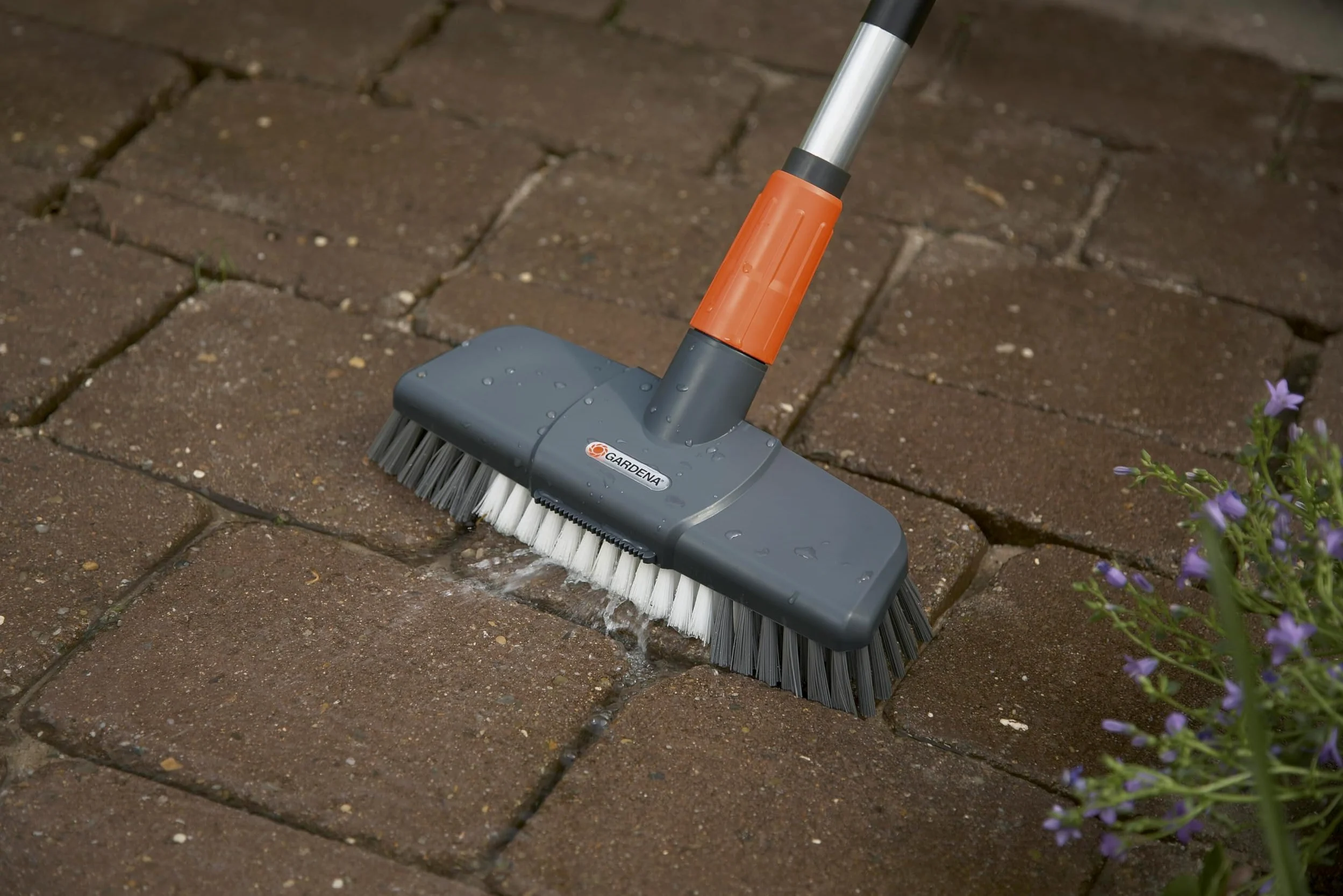 Balai de Lavage avec grattoir de Gardena : Brosse de récurage Cleansystem avec buse Plate et Bord de raclage (5568-20)