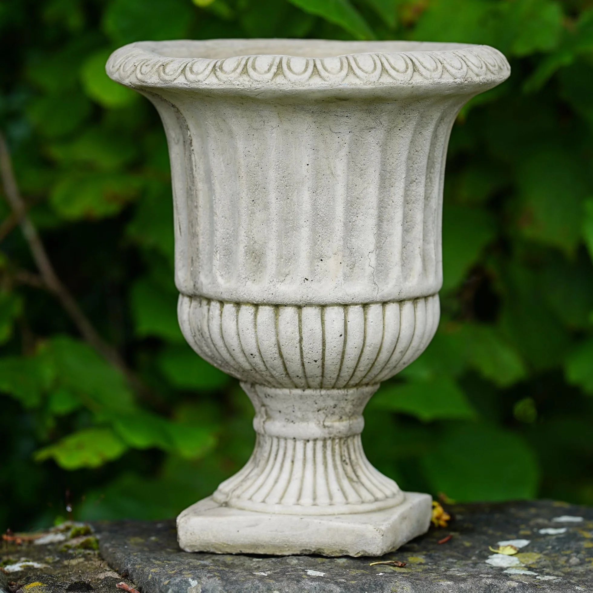 Urne en pierre victorienne Statue jardin nervurée Vase classique extérieur