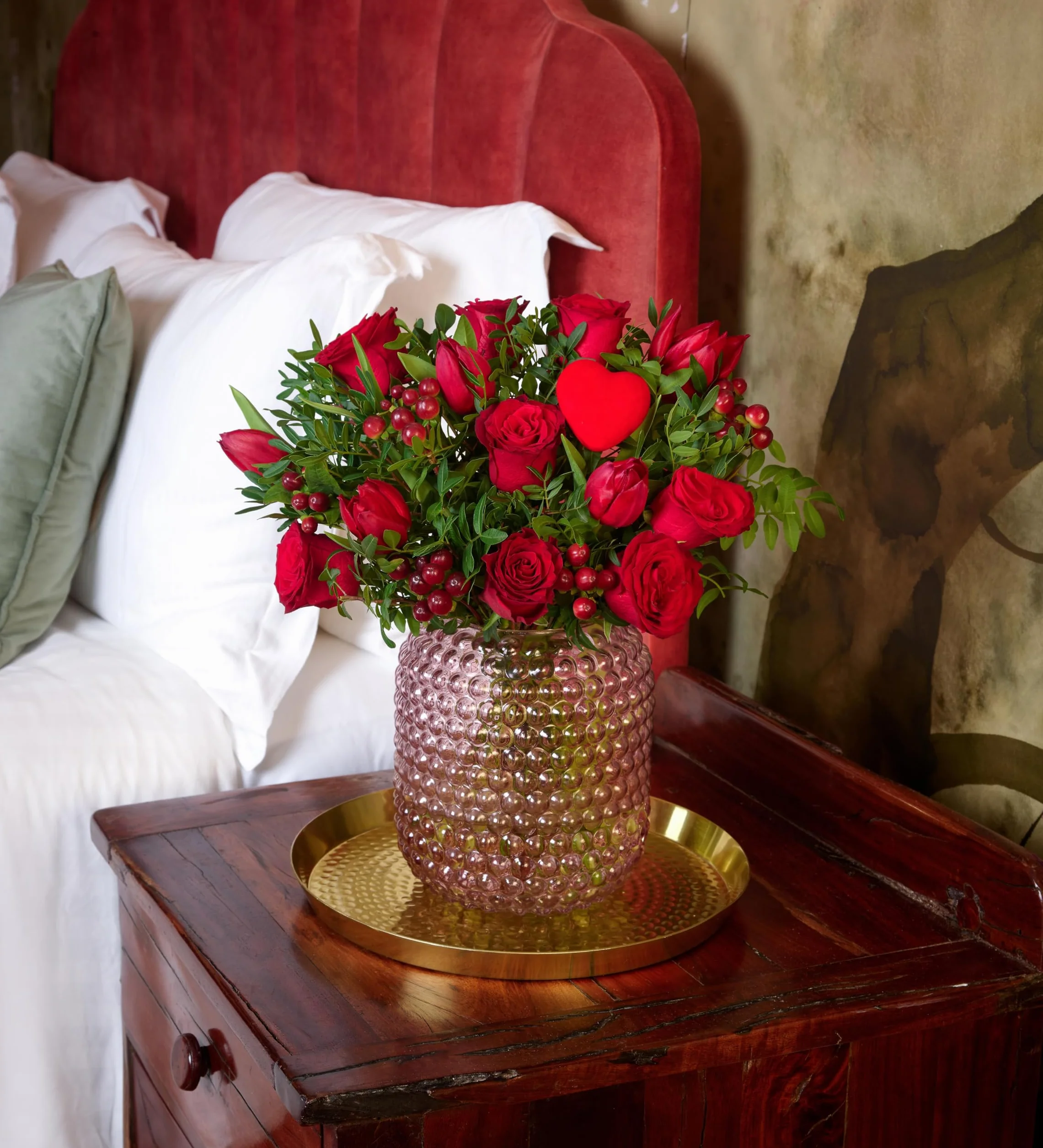 Bouquet de Saint-Valentin J'adore Roses rouges tulipes éclatantes baies rouges verdure