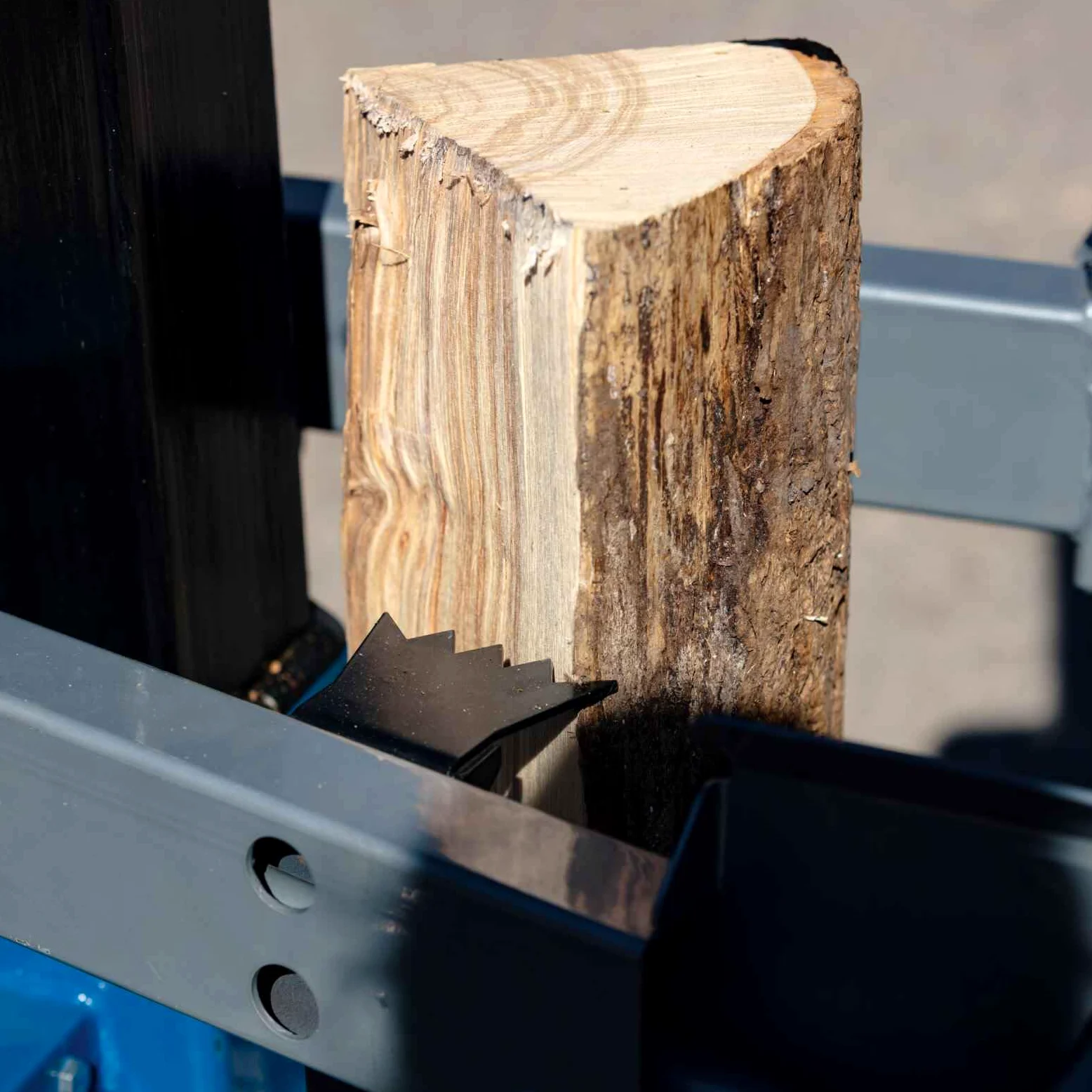 Scheppach Fendeur de bûches vertical Compact 8T - 400V - 3500W - triphasé | Force de fendage de 7,95T - Longueur du bois : 1 070 mm / Ø max. : 350 mm - câble 10m inclus