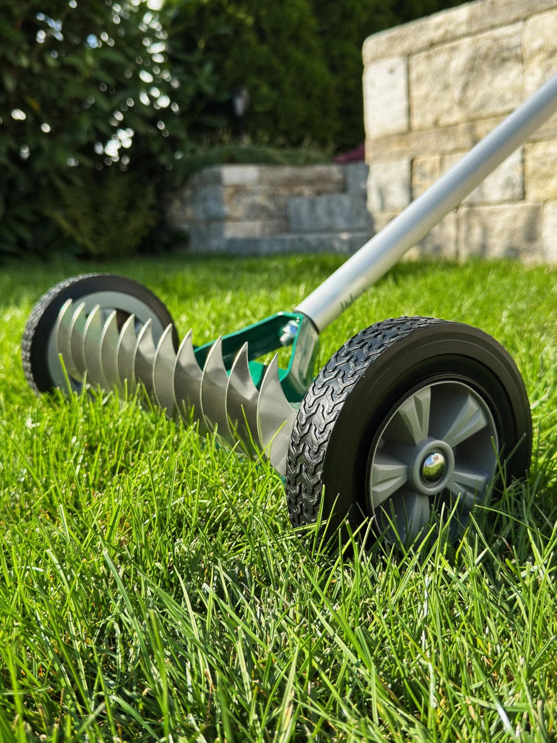 DAYGREEN Scarificateur manuel VT-32 - Éliminateur de mousse et de mauvaises herbes avec 11 lames en acier inoxydable - Largeur de travail de 32 cm - Roues à roulement doux pour la pelouse