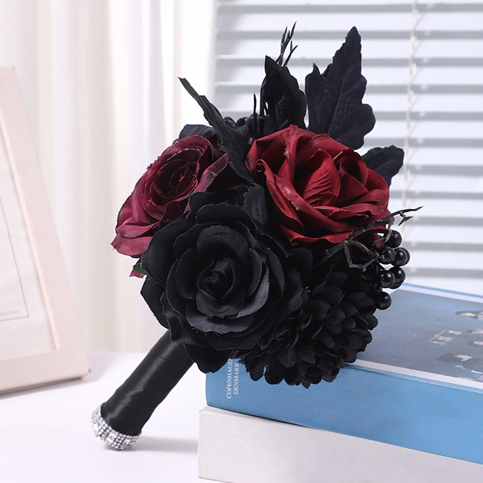 Bouquet de mariage sombre style gothique noir et bordeaux rose pour mariée