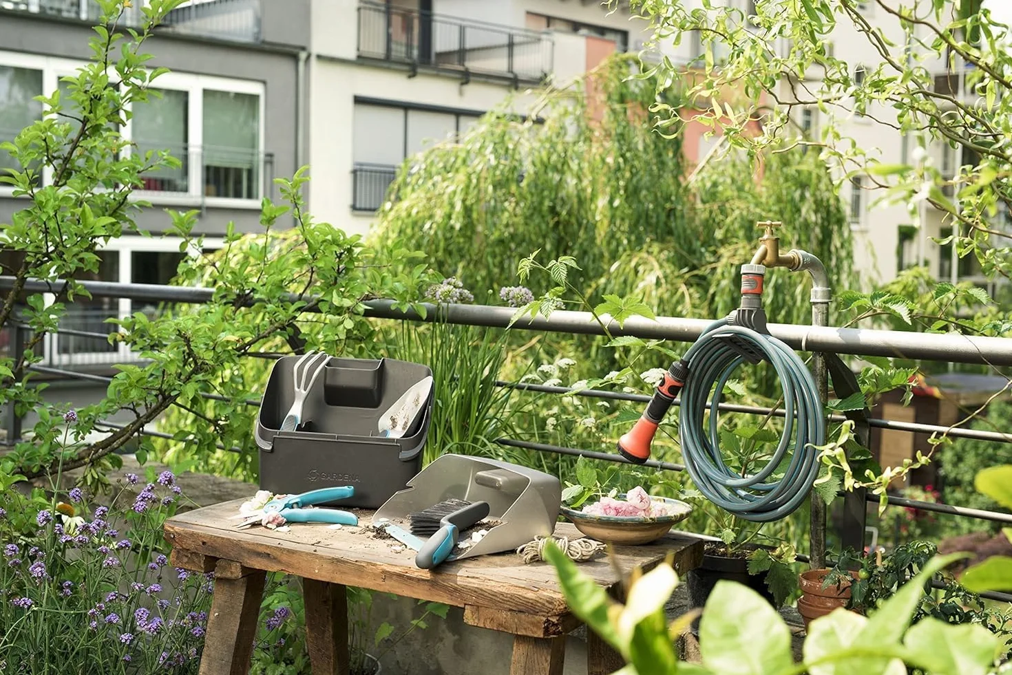 Gardena Tuyau spiralé pour balcons et terrasses 7,5 m : tuyau d'arrosage avec support de tuyau intégré, diamètre de tuyau de 9 mm, pièces d'origine du système Gardena et pulvérisateur (18411-20)