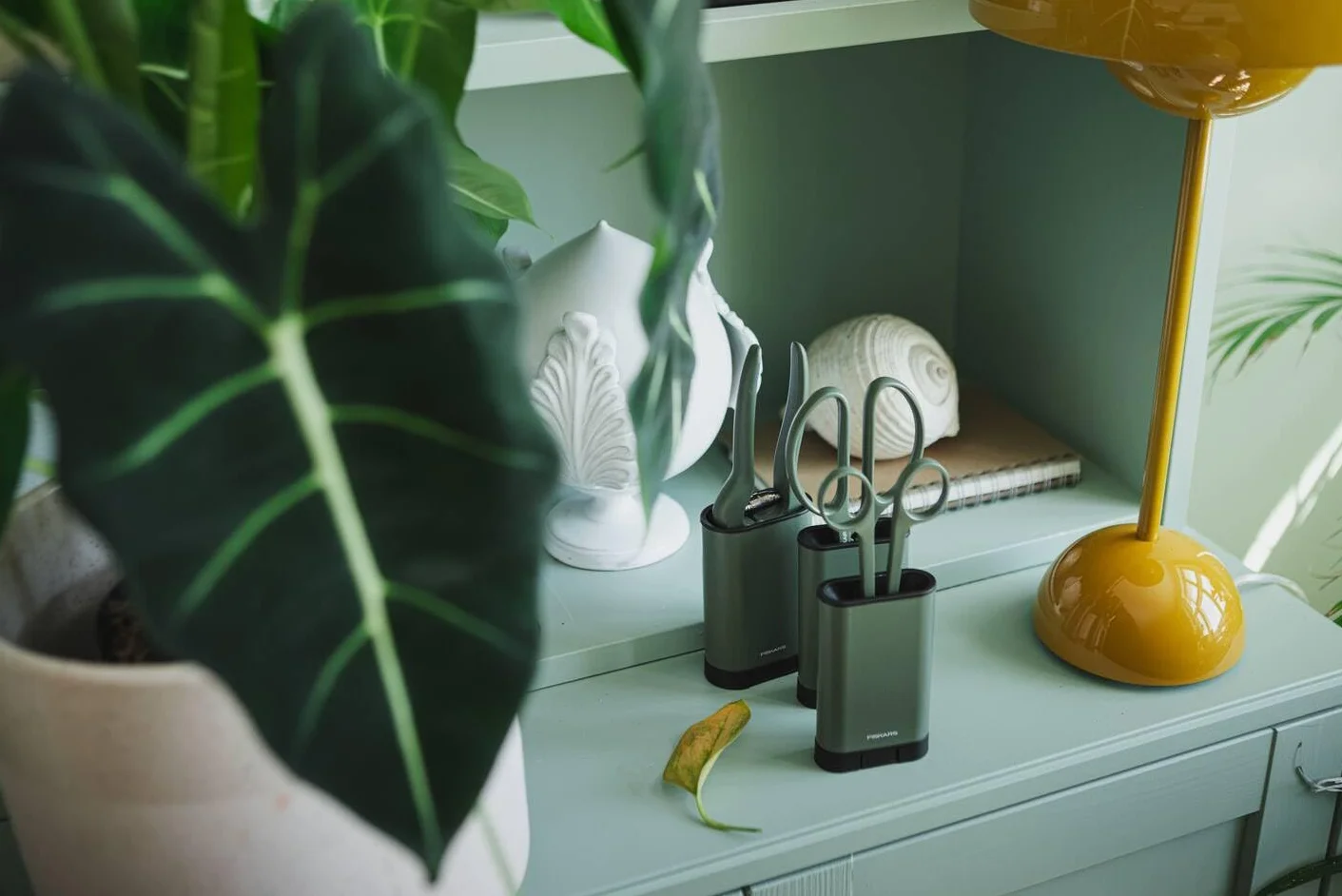 Fiskars Kit de Taille 3 Outils, Jardinage d'Intérieur | Sécateur de Précision, Sécateur et Cisailles pour Plantes avec Support, Acier Inoxydable/Plastique, Vert Foncé/Noir, 1075317