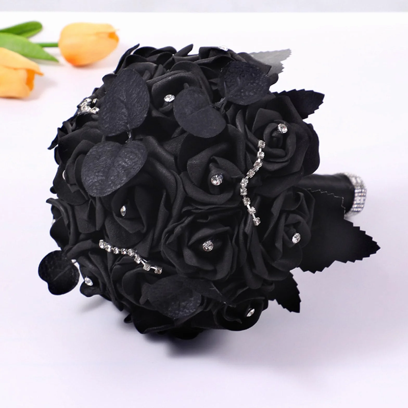 Bouquet de mariage sombre style gothique noir et bordeaux rose pour mariée