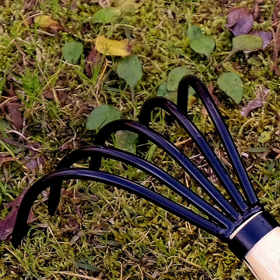 KAKURI Cultivateur Manuel Japonais en Acier au Carbone forgé à la Main, Petit râteau à Main pour désherber, Creuser, cultiver, ramasser des Feuilles, Noir, fabriqué au Japon