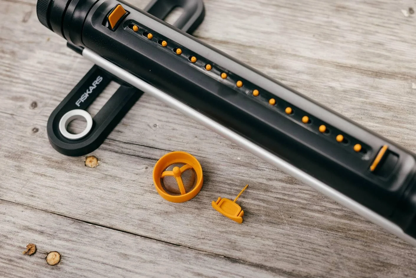 Fiskars X-Series Arroseur Oscillant S-L | Avec Filtre Amovible et Outil de Nettoyage des Buses, Arroseur pour 300-500 m², Noir/Orange, 1070831