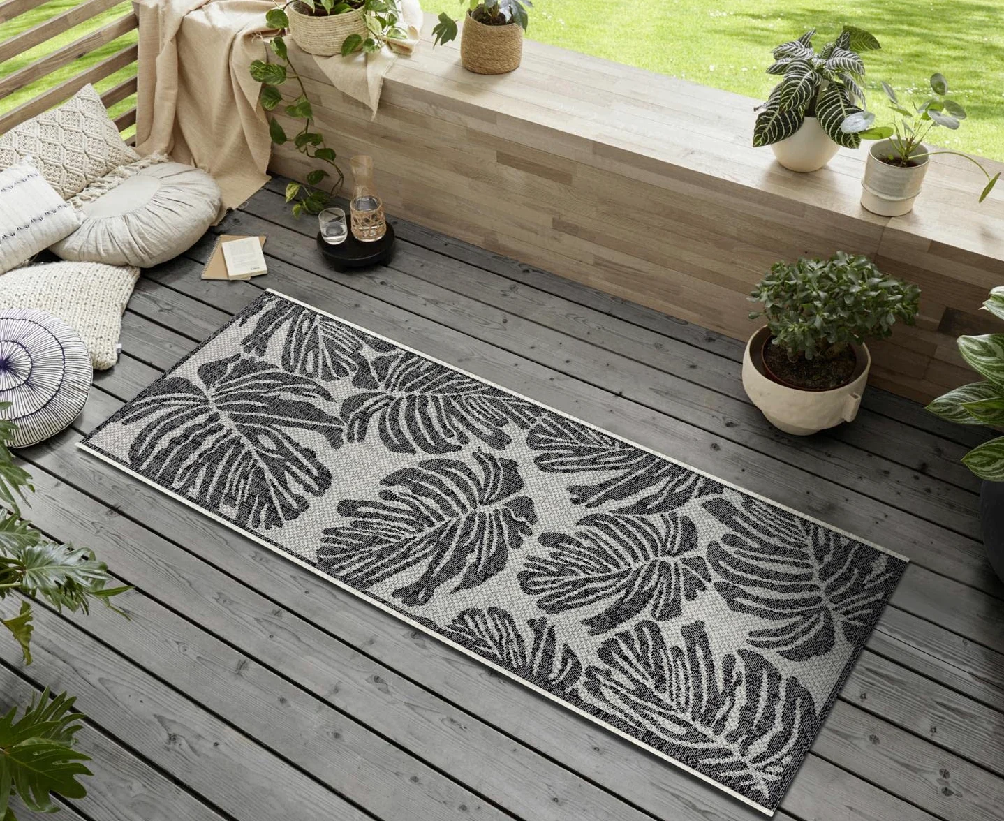 NORTHRUGS Tapis d'extérieur Monstera (70 x 300 cm, Motif Floral, 100% polypropylène, résistant et Facile d'entretien, résistant aux Rayons UV, salon, Balcon, terrasse, Jardin) Noir/crème, 70 x 300 cm