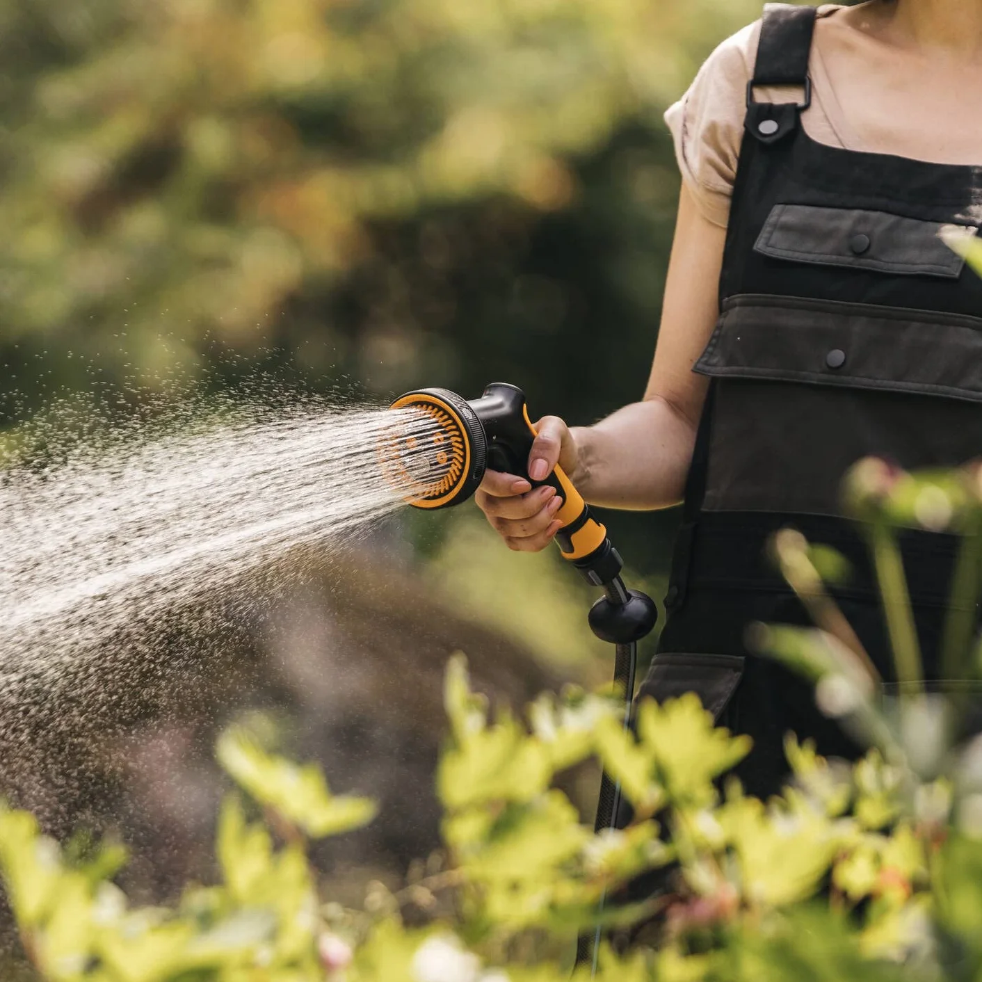 Fiskars Pistolet Pulvérisateur Multi, 5 Jets, Débit réglable en continu | Avec Contrôle Gâchette à l'Avant et verrouillage marche/arrêt, SoftGrip, Taille universelle, noir/orange, 1065482