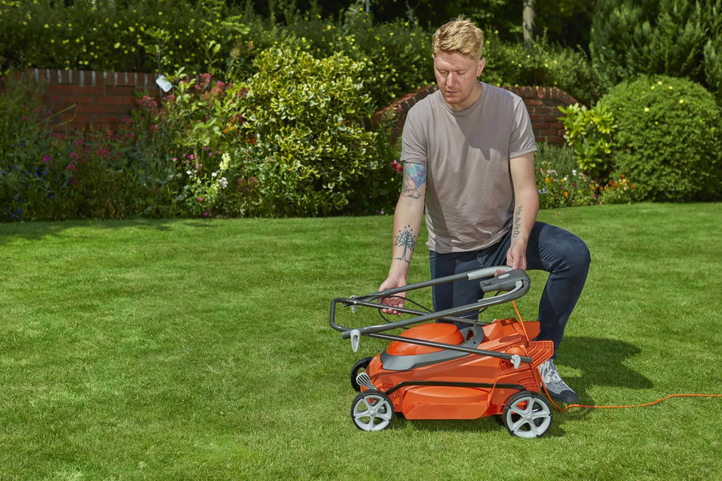 Flymo EasiStore 380R Tondeuse à Gazon électrique rotative – Largeur de Coupe 38 cm, bac à Gazon de 45 litres, Coupe à Bord fermé, Rouleau arrière, Hauteur Centrale, Rangement Peu encombrant