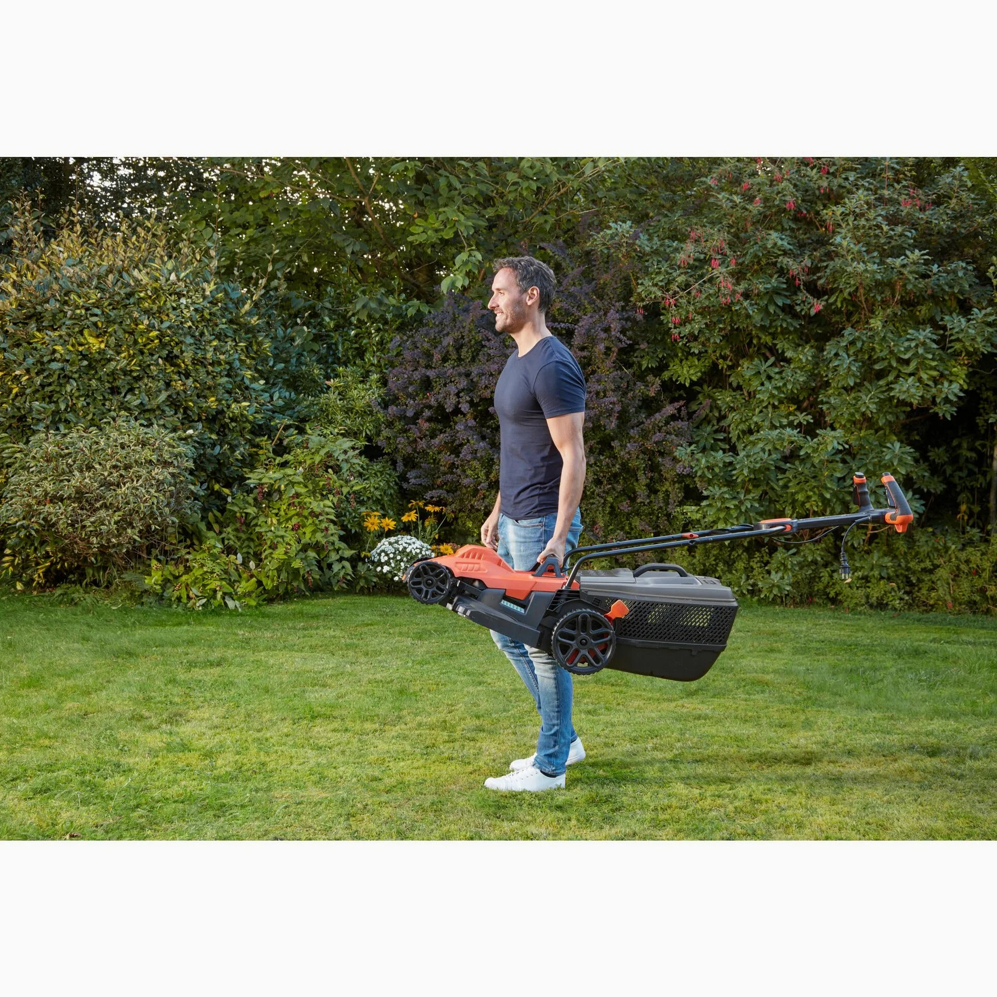 BLACK+DECKER Tondeuse Filaire 1600W, Tondeuse à Gazon Electrique 38 cm, 6 hauteurs réglables 20, 30, 40, 50, 60 et 70 mm, Tondeuse avec Poignée EASYSTEER 3 Positions, BEMW471ES-QS Orange