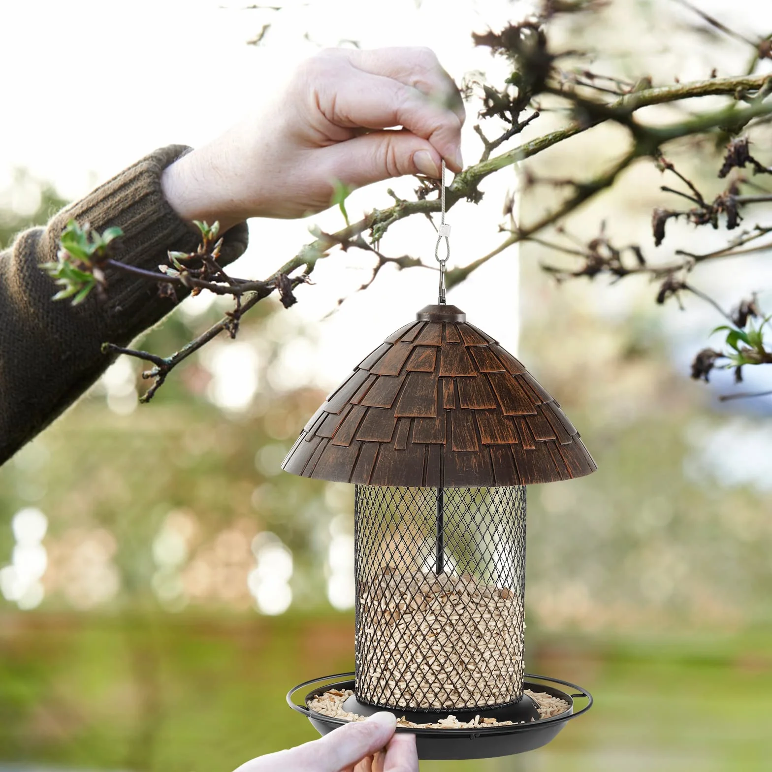 COSTWAY Mangeoire à Oiseaux Suspendue en Métal d'Extérieur, Anti-Écureuil avec Dôme Résistant aux Intempéries
