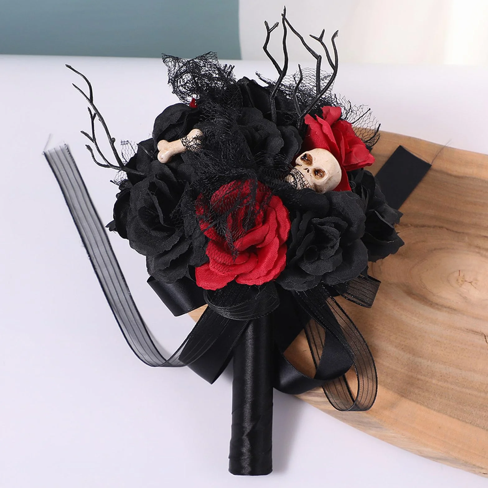 Bouquet de mariage sombre style gothique noir et bordeaux rose pour mariée