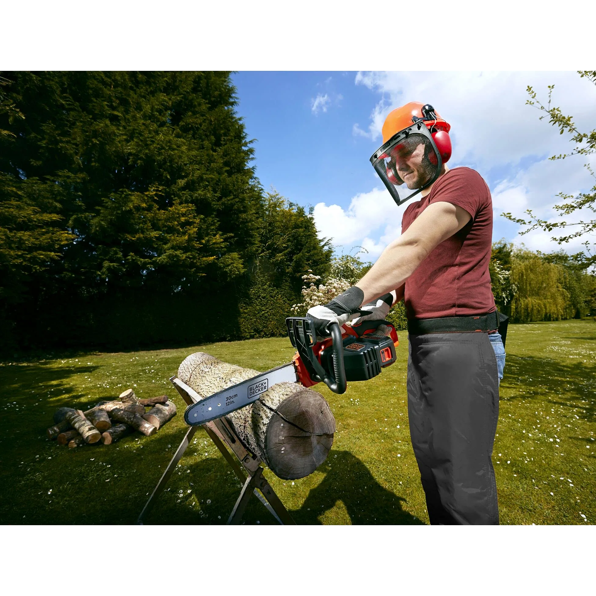BLACK+DECKER Tronçonneuse Sans Fil 36 V 30 cm avec Batterie Li-Ion 2 Ah et Chargeur - Scie à Chaîne avec Lubrification Automatique - Tendeur de Chaine Sans Outil GKC3630L20-QW