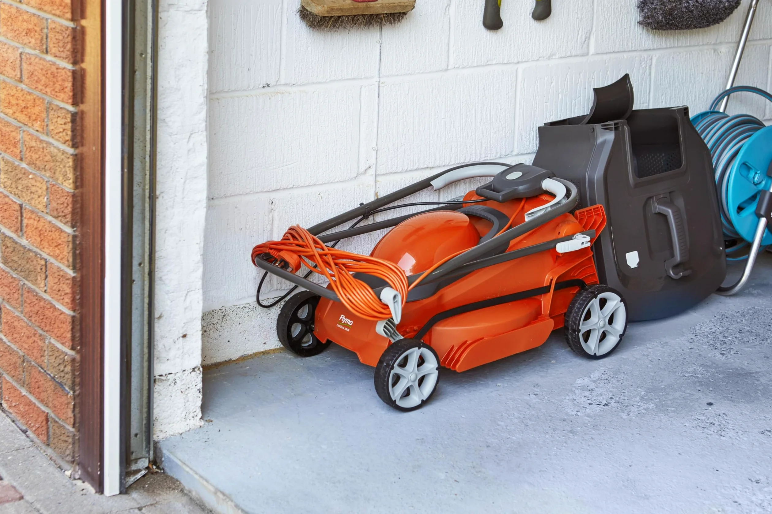 Flymo EasiStore 380R Tondeuse à Gazon électrique rotative – Largeur de Coupe 38 cm, bac à Gazon de 45 litres, Coupe à Bord fermé, Rouleau arrière, Hauteur Centrale, Rangement Peu encombrant