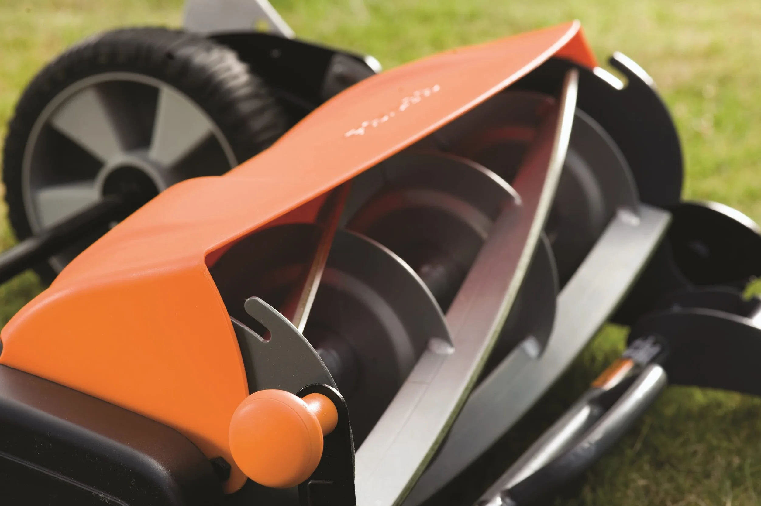 Fiskars Tondeuse à gazon manuelle, Tondeuse à cylindre avec système de coupe sans frottement des lames, Largeur de coupe: 46 cm, Noir/Orange/Argenté, StaySharp Max, 1000591 | Largeur de coupe: 46 cm, Noir/Orange/Argenté, StaySharp Max, 1000591