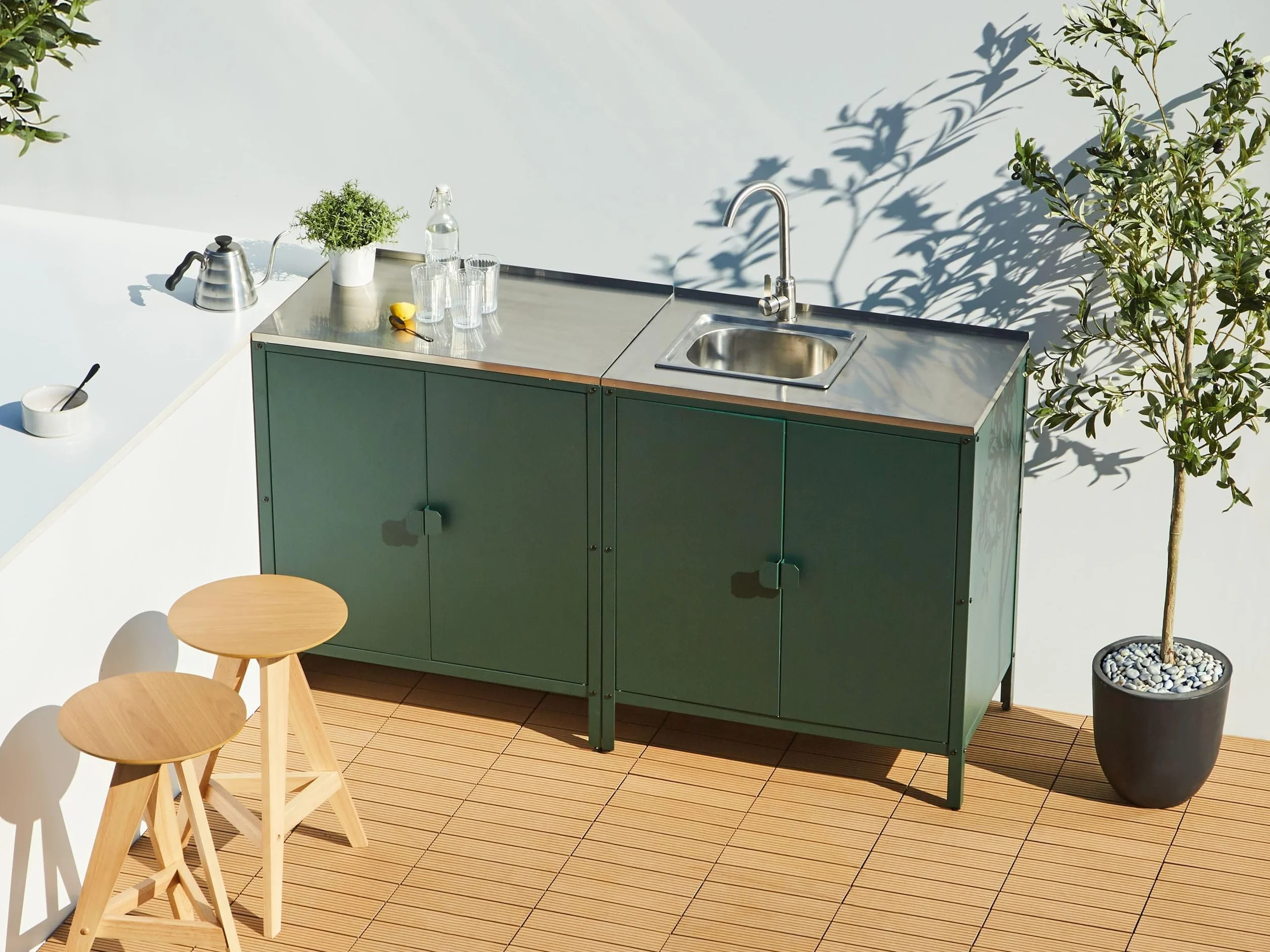 Beliani Commode de Jardin Noire Acier 2 Portes Evier Extérieure