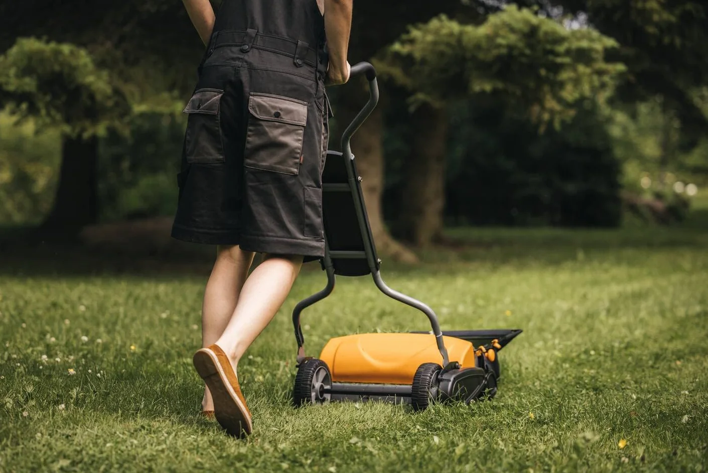 Fiskars Tondeuse à gazon manuelle, Tondeuse à cylindre avec système de coupe sans frottement des lames, Largeur de coupe: 46 cm, Noir/Orange/Argenté, StaySharp Max, 1000591 | Largeur de coupe: 46 cm, Noir/Orange/Argenté, StaySharp Max, 1000591