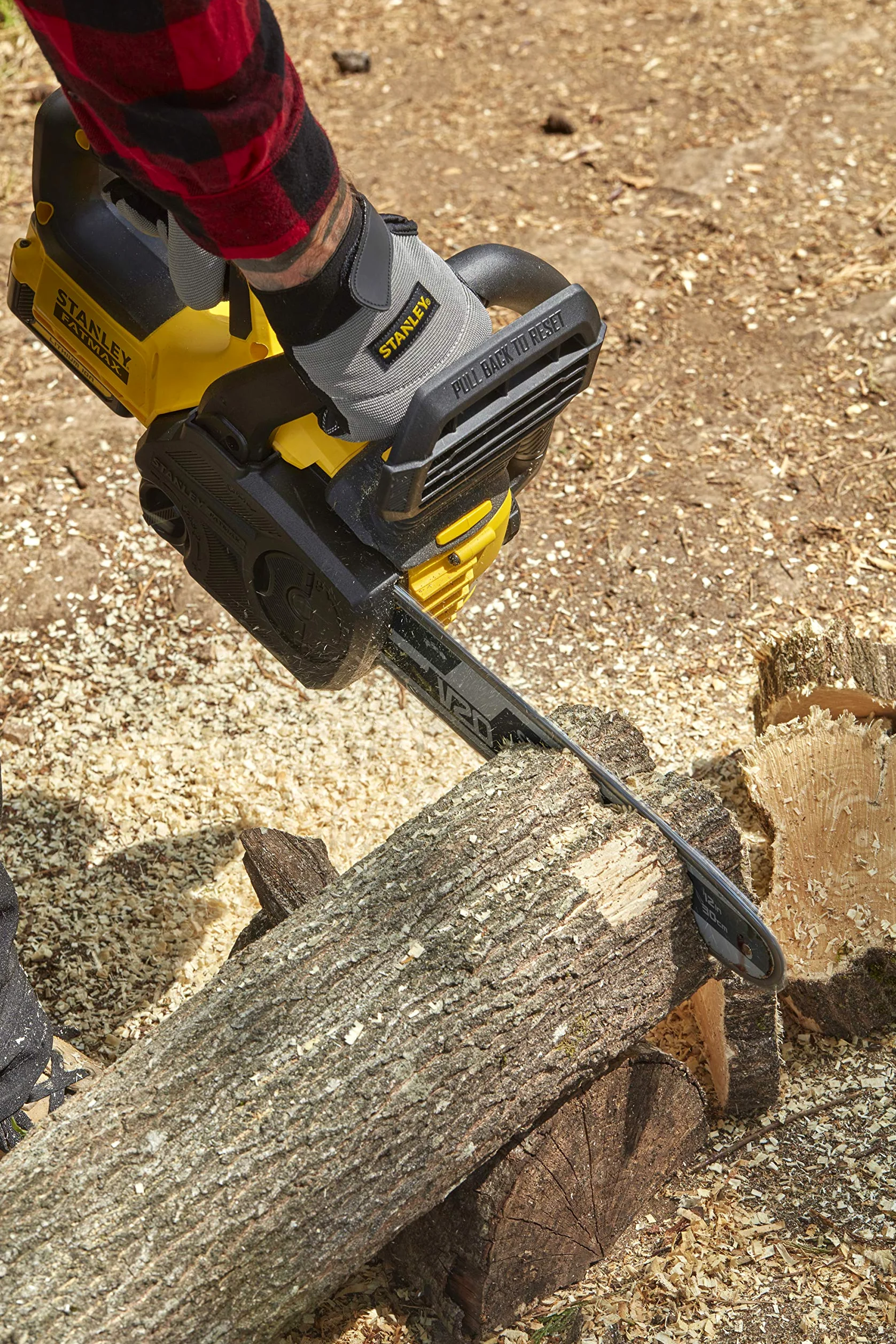 STANLEY FATMAX Tronçonneuse à batterie Lithium, longueur barre et capacité de coupe 30 cm, double poignée 18 V 2.0 Ah, SFMCCS630M1-QW