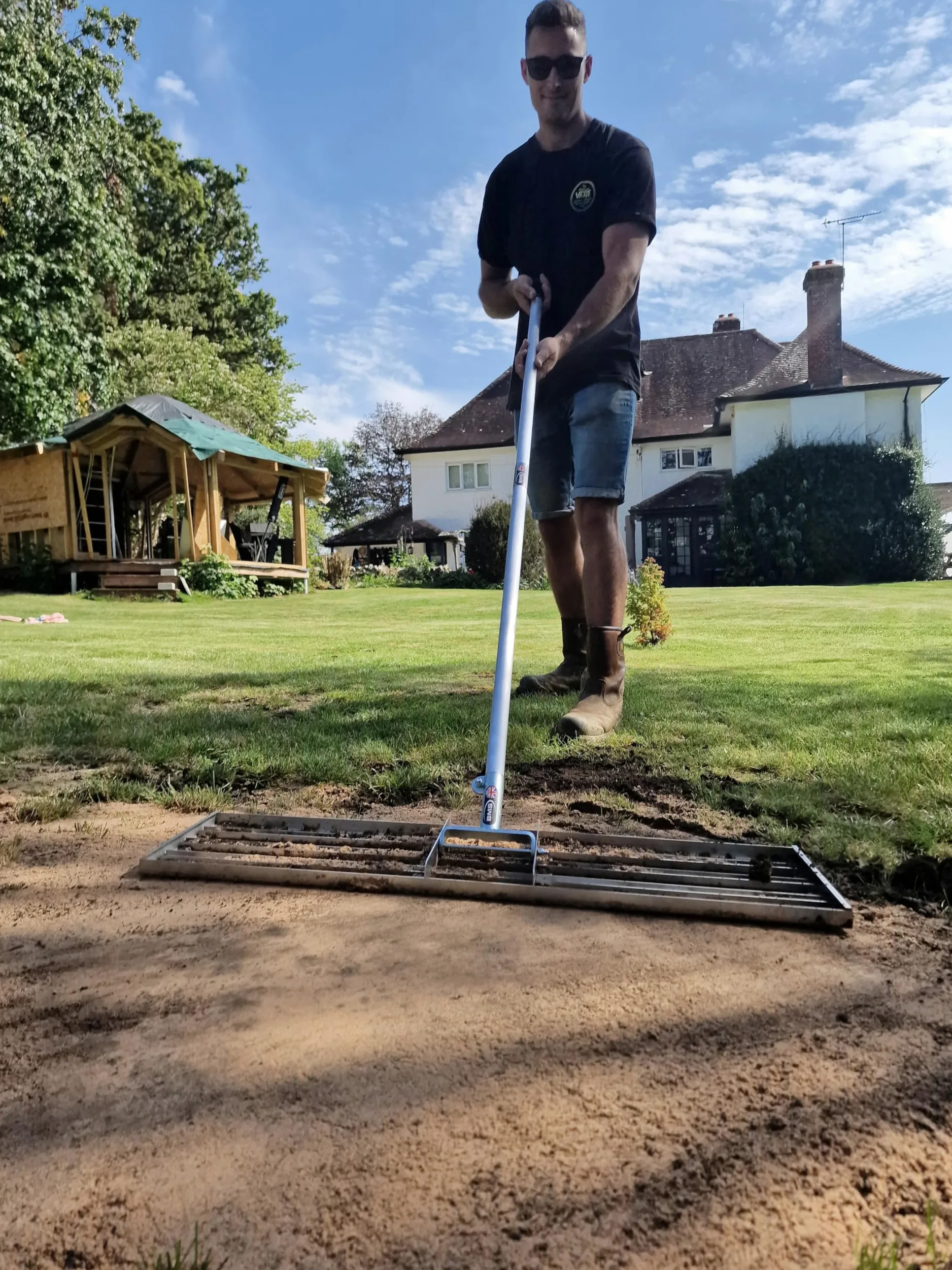 Solutions de Fabrication Britanniques 38" de large Râteau Levelawn Lute en acier inoxydable : Râteau de nivellement premium pour le top dressing, l'ensemencement, le sol/le sable. Poignée luxueuse en