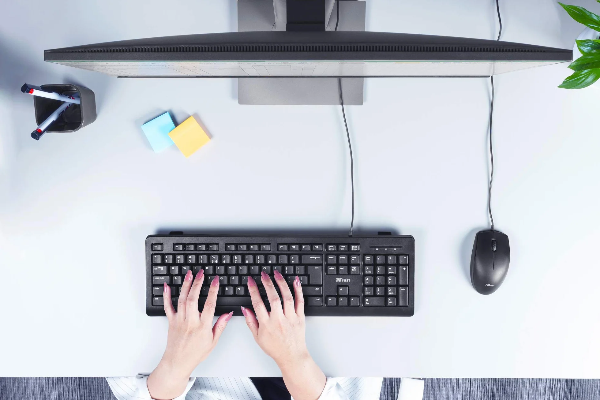 Trust Taro Clavier Filaire AZERTY Français Résistant aux Éclaboussures Silencieux USB 1.8 m Touches Plates Noir