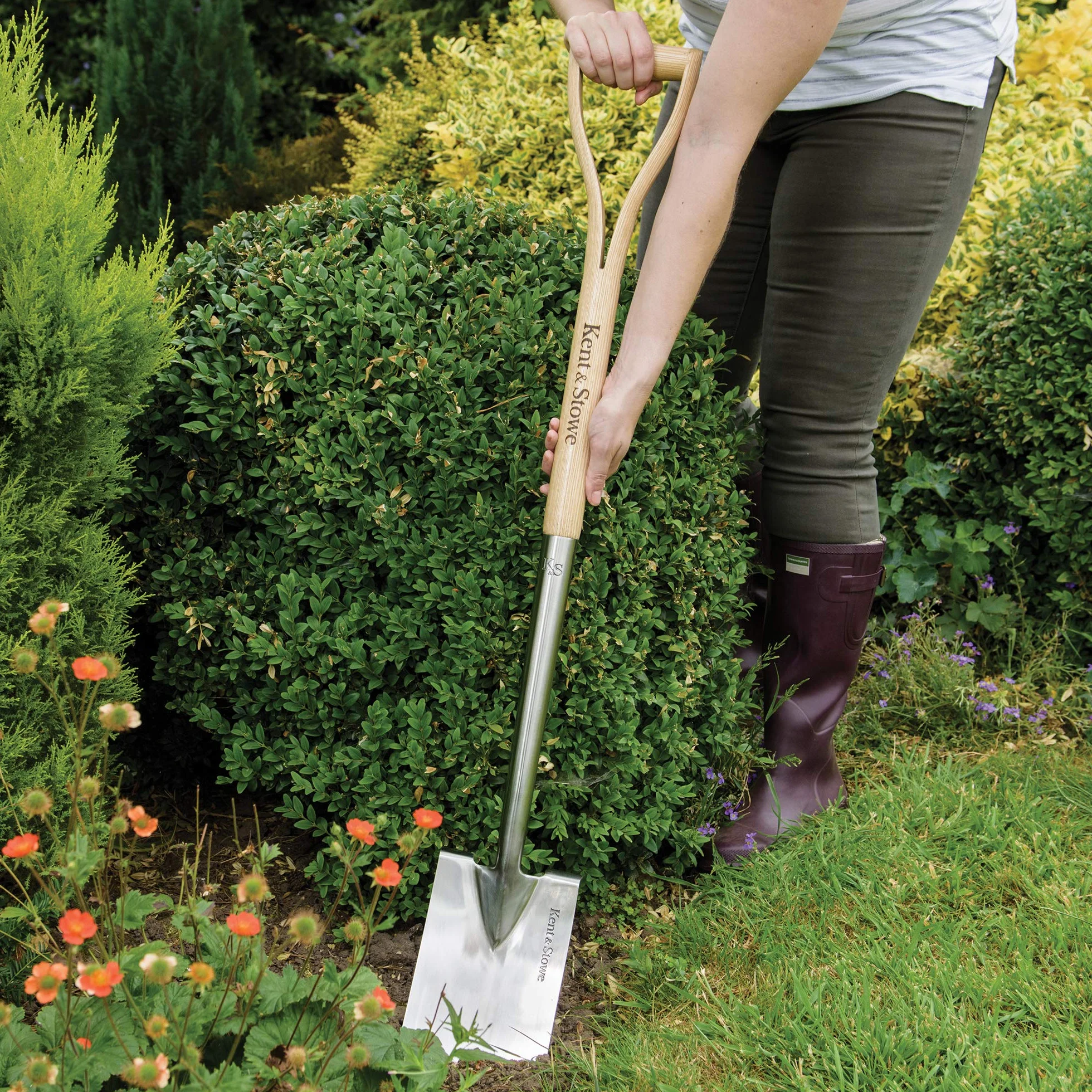 Kent & Stowe bêche de Jardin – Pelle de Jardinier en Acier Inoxydable pour Les parterres, Pelle de Jardin avec Manche en frêne, Longueur : 104 cm