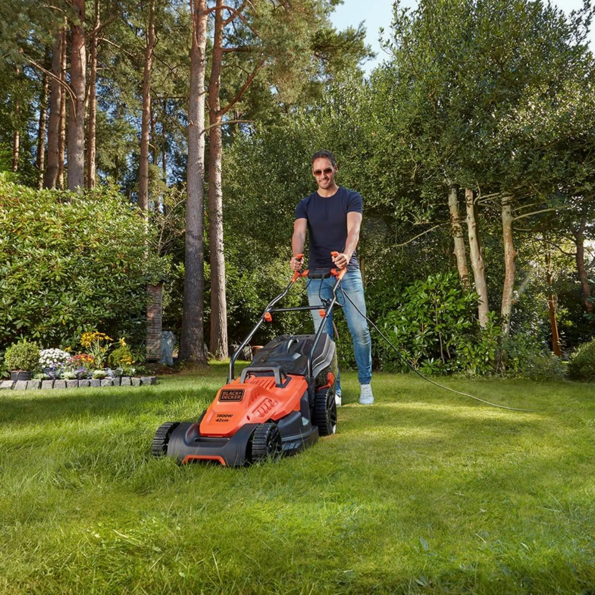 BLACK+DECKER Tondeuse Filaire 1800W, Tondeuse à Gazon Electrique 42 cm, 6 hauteurs réglables 20, 30, 40, 50, 60 et 70 mm, Tondeuse avec Poignée Bike, BEMW481BH-QS