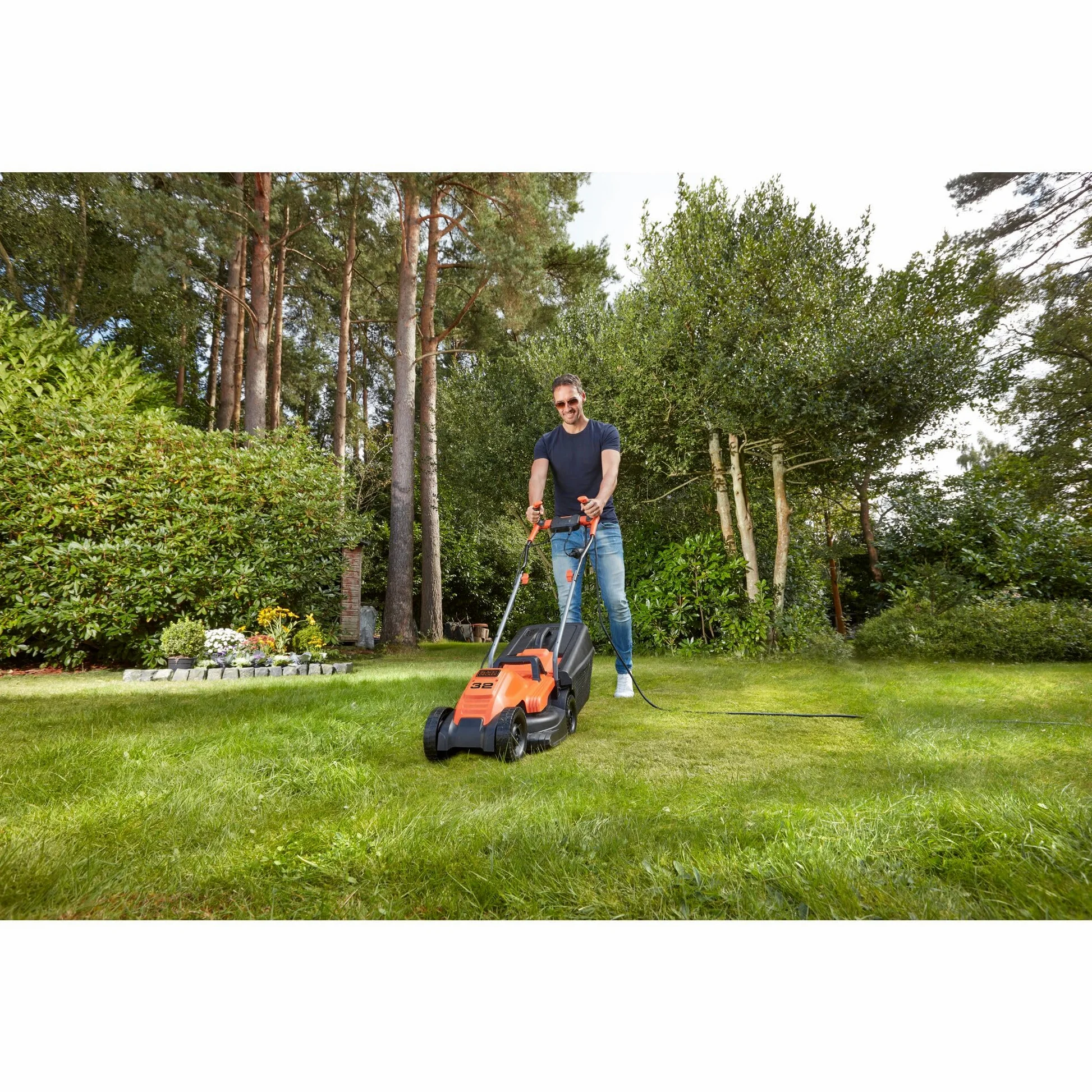 BLACK+DECKER Tondeuse Filaire 1200W, Tondeuse à Gazon 32 cm, 3 hauteurs réglables 23, 43 et 63 mm, Idéale Jusqu'à 300 m², Lame à Ailettes pour un Broyage et Hachage Optimal, BEMW451-QS Orange