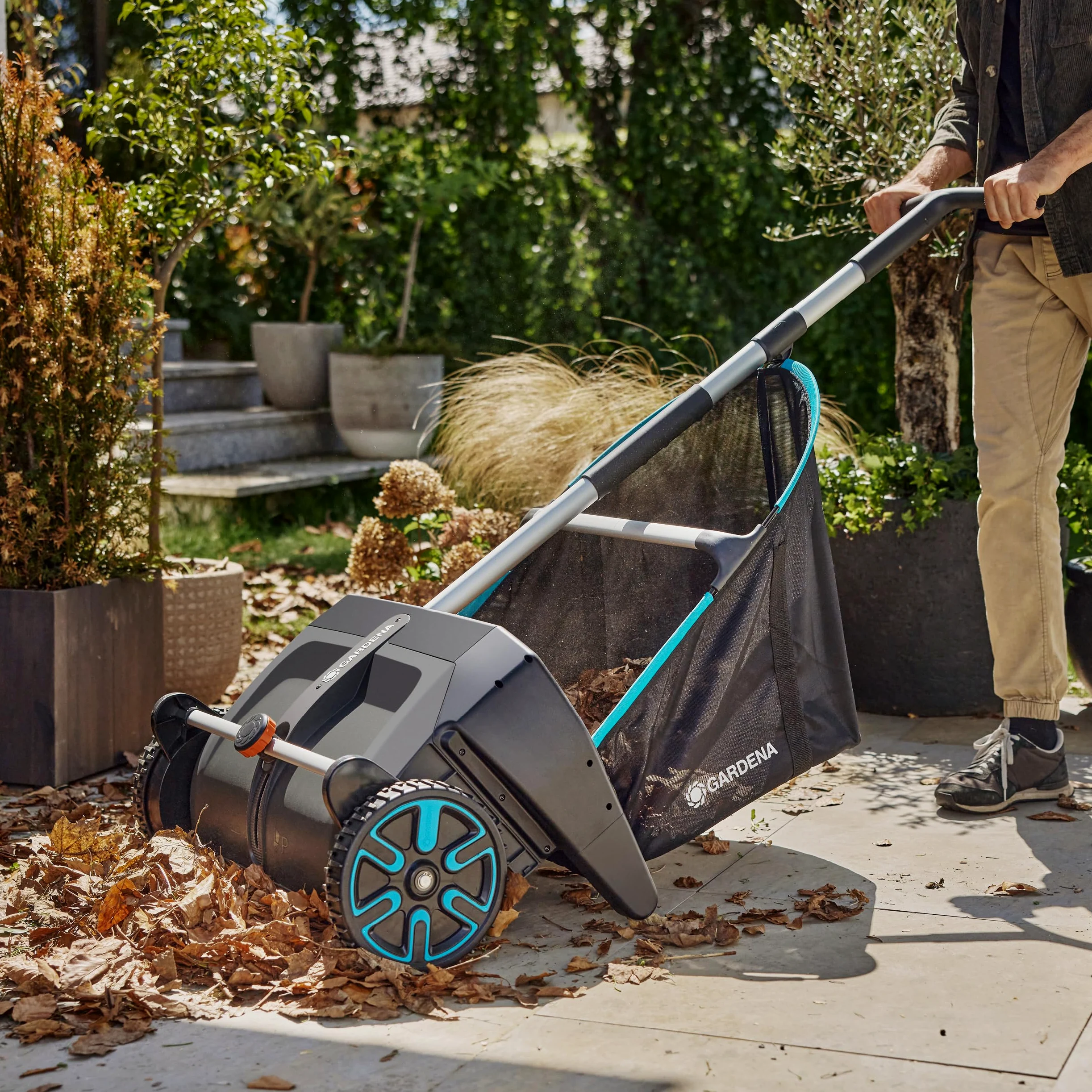 Gardena Kit de Mise à Niveau Collecteur de Feuilles pour terrasse Aides de Jardin: Ramassage Efficace des Feuilles sur Les terrasses, Changement Facile des brosses (3568-20)