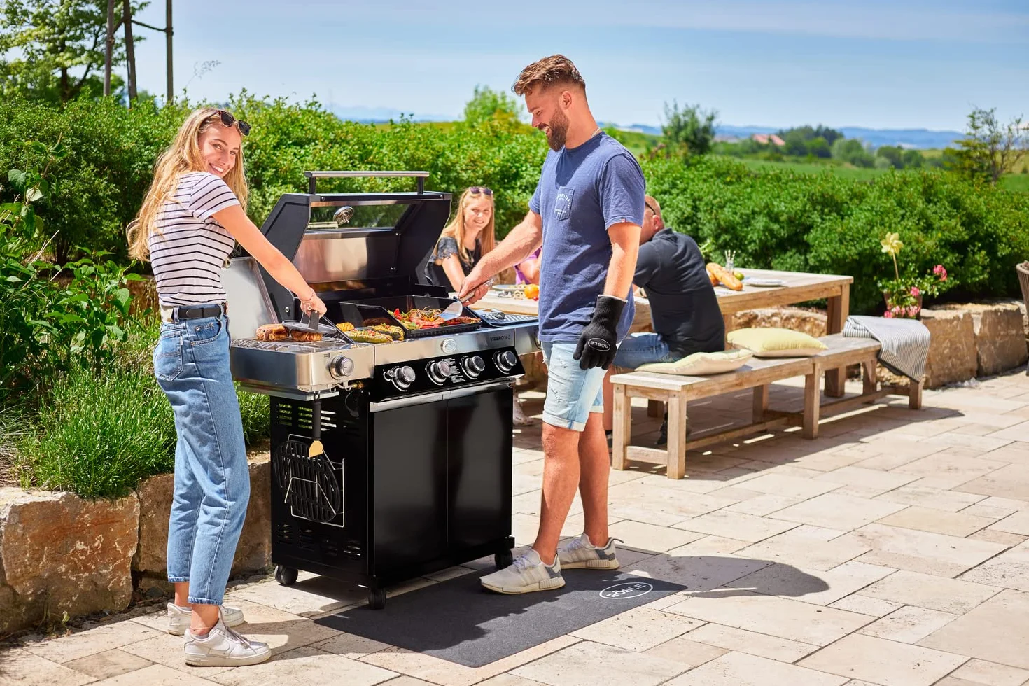 RÖSLE Poids à Barbecue en Fonte, Manche en Bois, 17,5 cm pour Hamburgers et Steaks