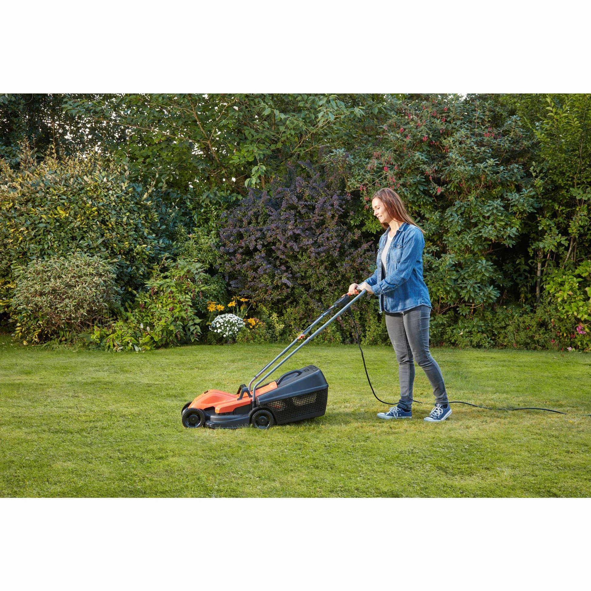 BLACK+DECKER Tondeuse Filaire 1200W, Tondeuse à Gazon 32 cm, 3 hauteurs réglables 23, 43 et 63 mm, Idéale Jusqu'à 300 m², Lame à Ailettes pour un Broyage et Hachage Optimal, BEMW451-QS Orange