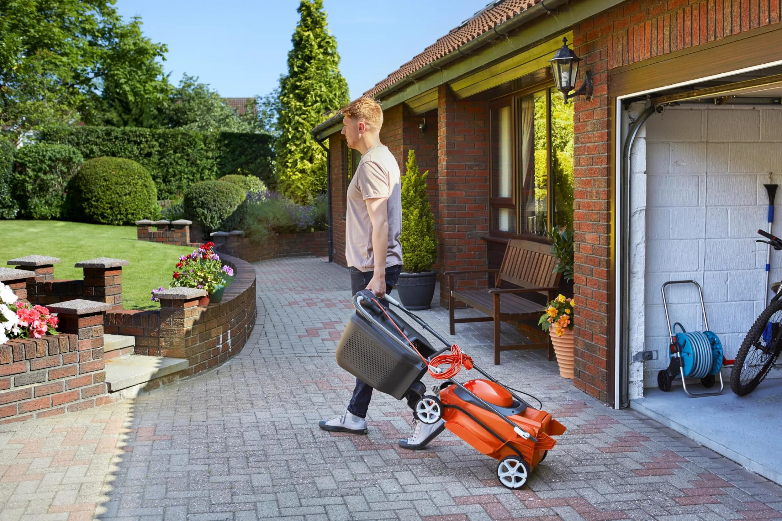 Flymo EasiStore 380R Tondeuse à Gazon électrique rotative – Largeur de Coupe 38 cm, bac à Gazon de 45 litres, Coupe à Bord fermé, Rouleau arrière, Hauteur Centrale, Rangement Peu encombrant