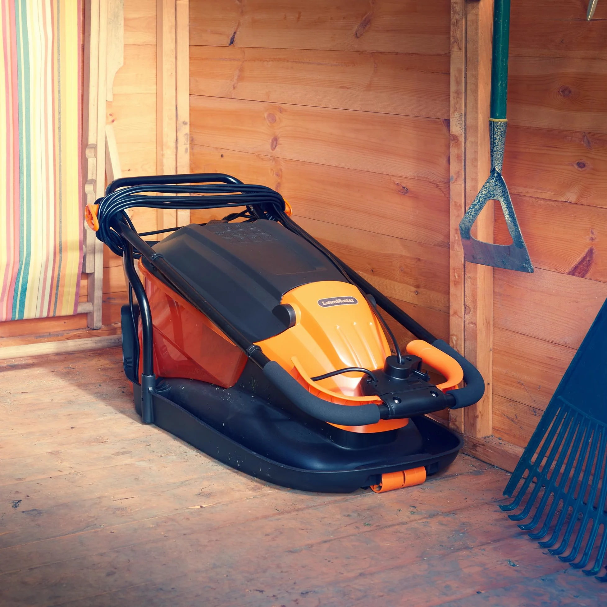 LawnMaster Tondeuse électrique 1700 W 33 cm – Boîte de Collecte d'herbe, hauteurs de Coupe réglables, pour pelouses de Petite et Moyenne Taille
