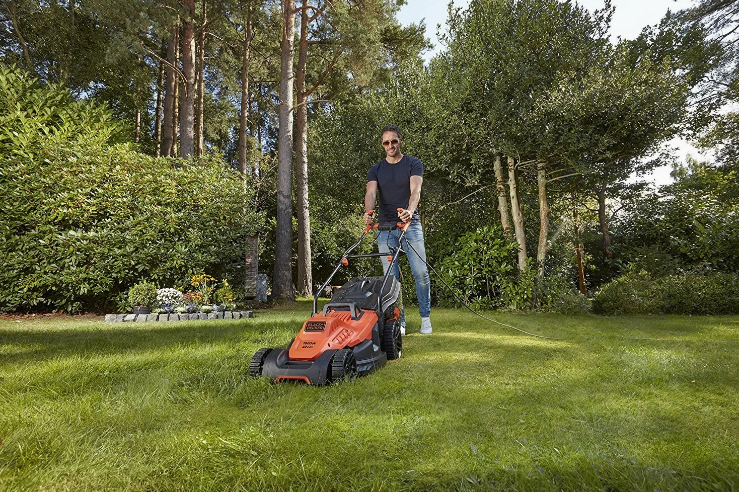 BLACK+DECKER Tondeuse Filaire 1800W, Tondeuse à Gazon Electrique 42 cm & Coupe-Bordures Filaire 350W, Coupe-Bordures Electrique 25 cm avec 2 Poignées, Déroulement du Fil par Frappe au Sol