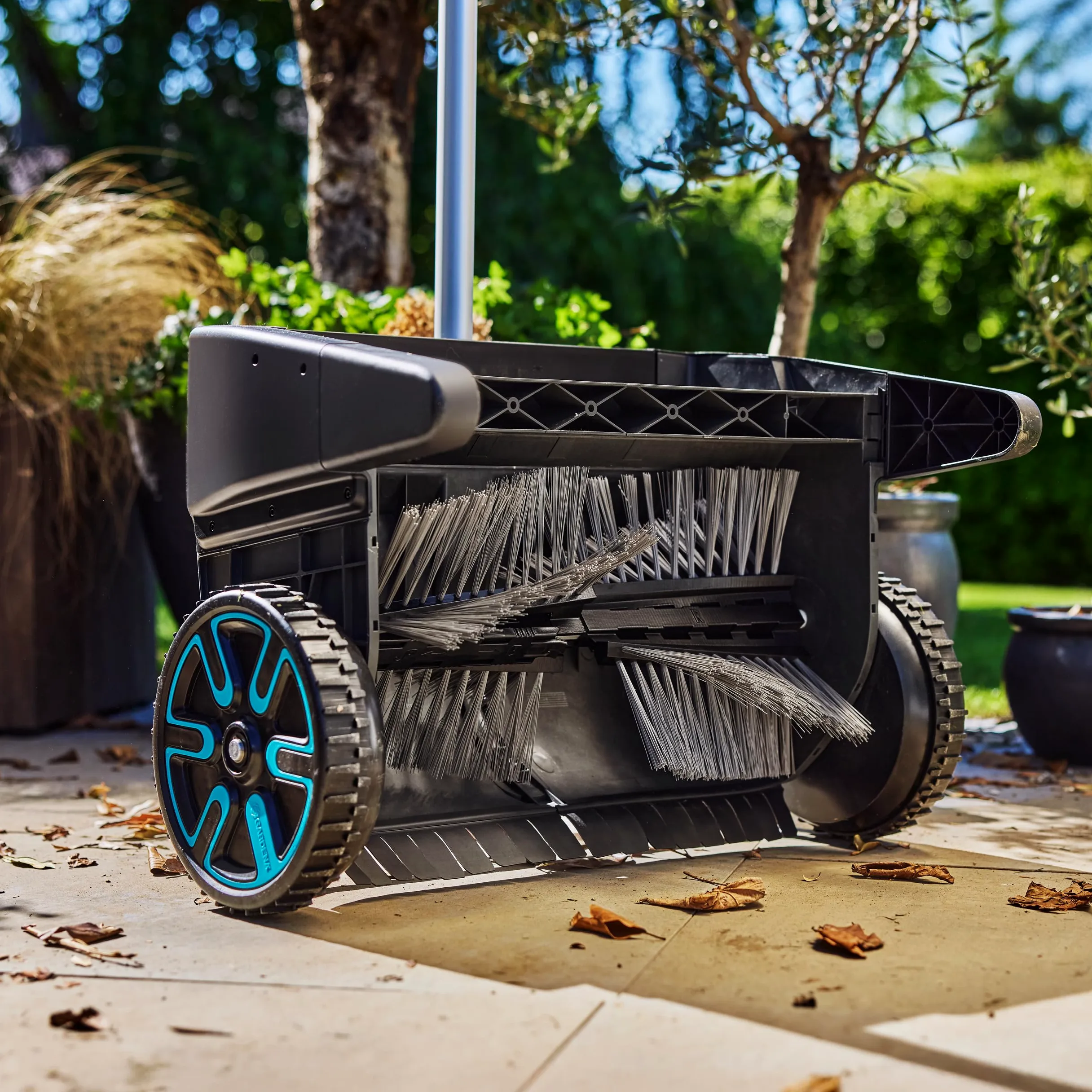 Gardena Kit de Mise à Niveau Collecteur de Feuilles pour terrasse Aides de Jardin: Ramassage Efficace des Feuilles sur Les terrasses, Changement Facile des brosses (3568-20)