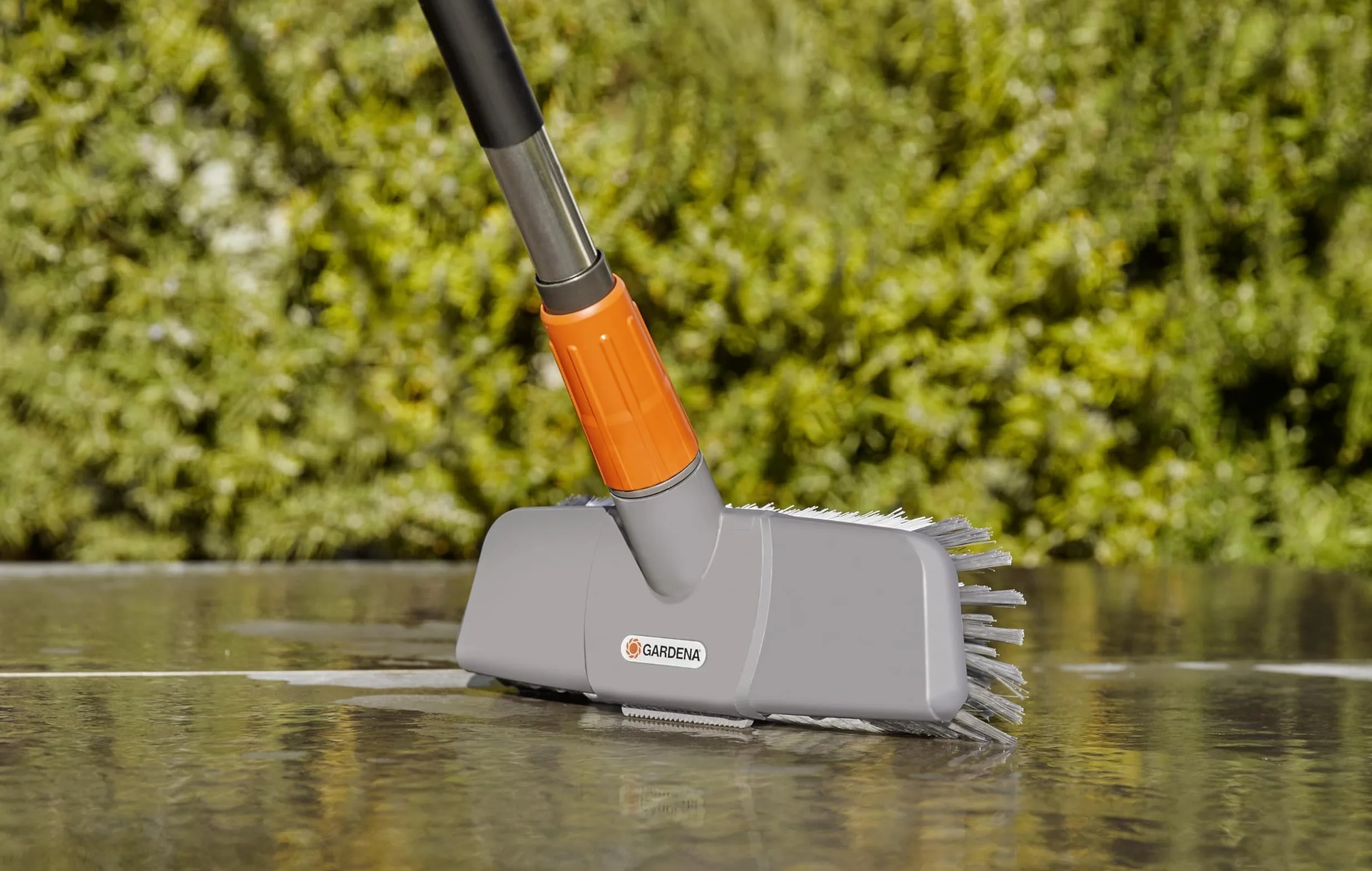 Balai de Lavage avec grattoir de Gardena : Brosse de récurage Cleansystem avec buse Plate et Bord de raclage (5568-20)