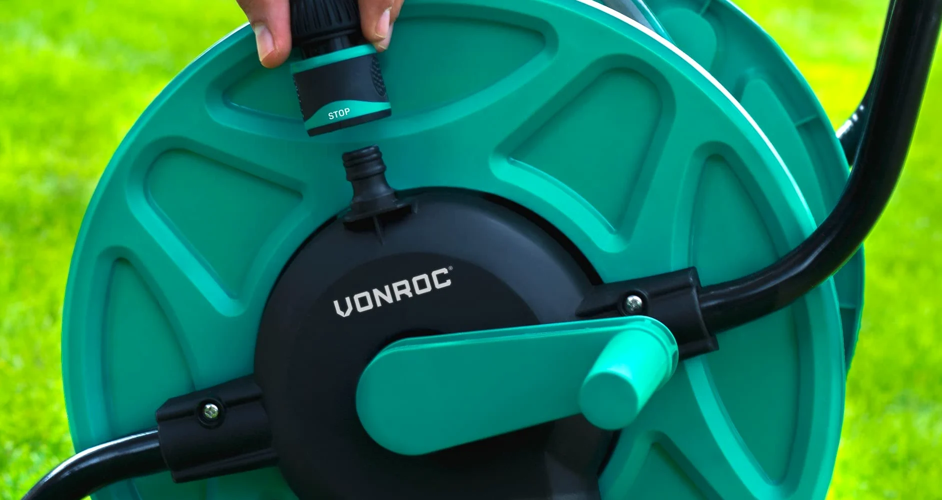 VONROC Chariot Enrouleur Tuyau Arrosage - Raccord Tuyau et Robinet Inclus - Tuyau d'Arrosage 20 Mètres - Idéal pour Arroser Pelouse, Entretien Voiture ou Remplissage Piscine - Facile à Déplacer