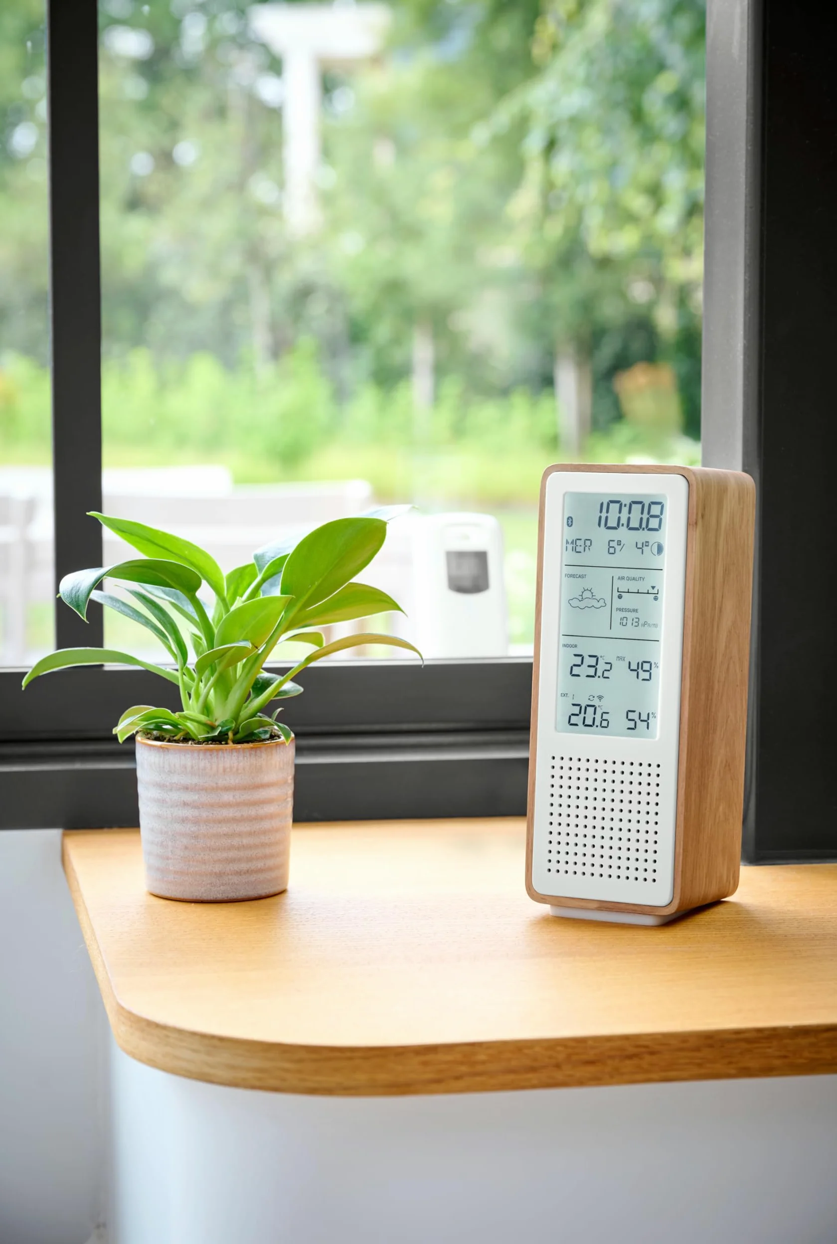 THOMSON Enceinte Bluetooth 5.3 et Station Météo Sans Fil, Radio FM, Horloge Radiopilotée, Thermomètre et Hygromètre Intérieur/Extérieur, Qualité de l'Air, Structure Bois - Blanc - WS102TWH