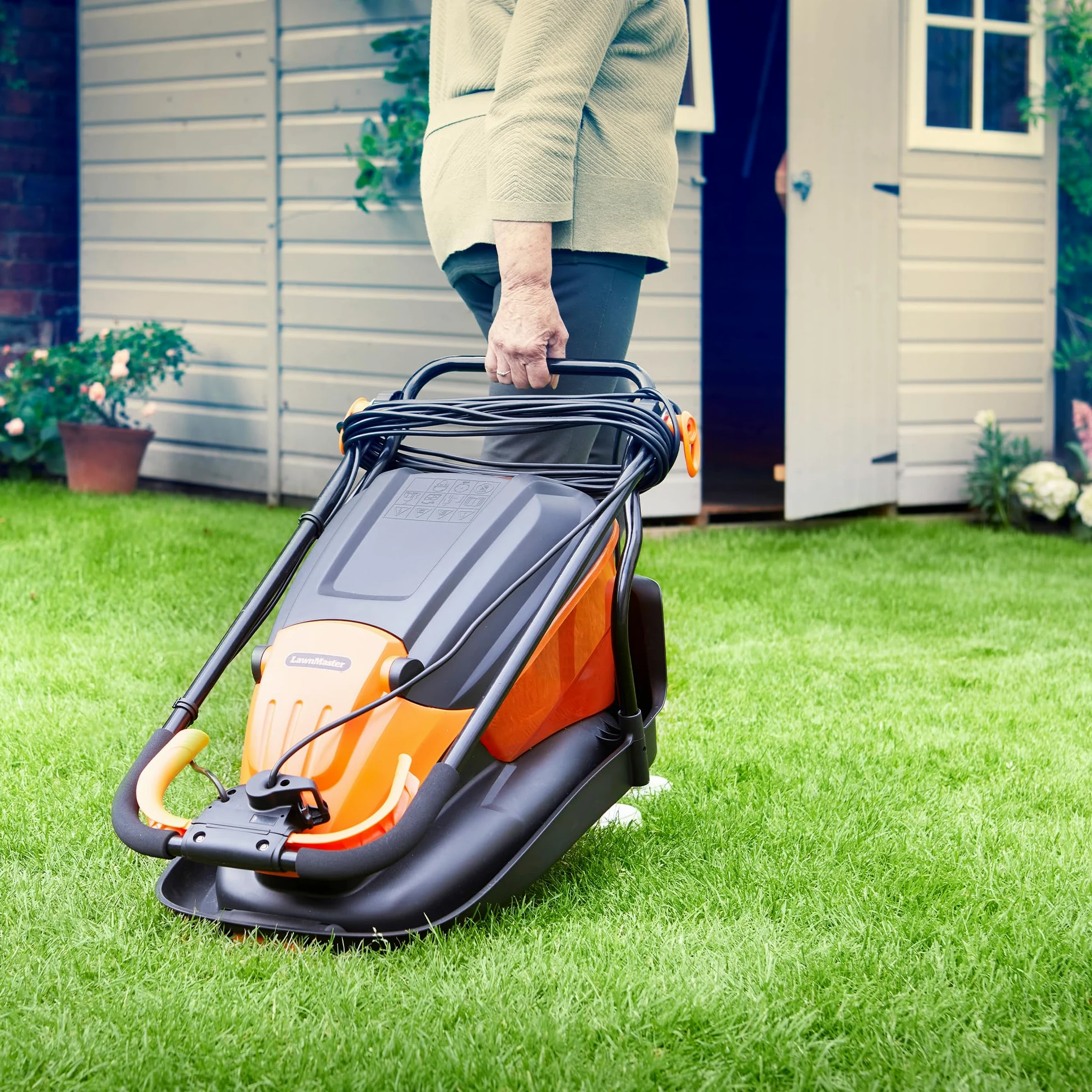 LawnMaster Tondeuse électrique 1700 W 33 cm – Boîte de Collecte d'herbe, hauteurs de Coupe réglables, pour pelouses de Petite et Moyenne Taille