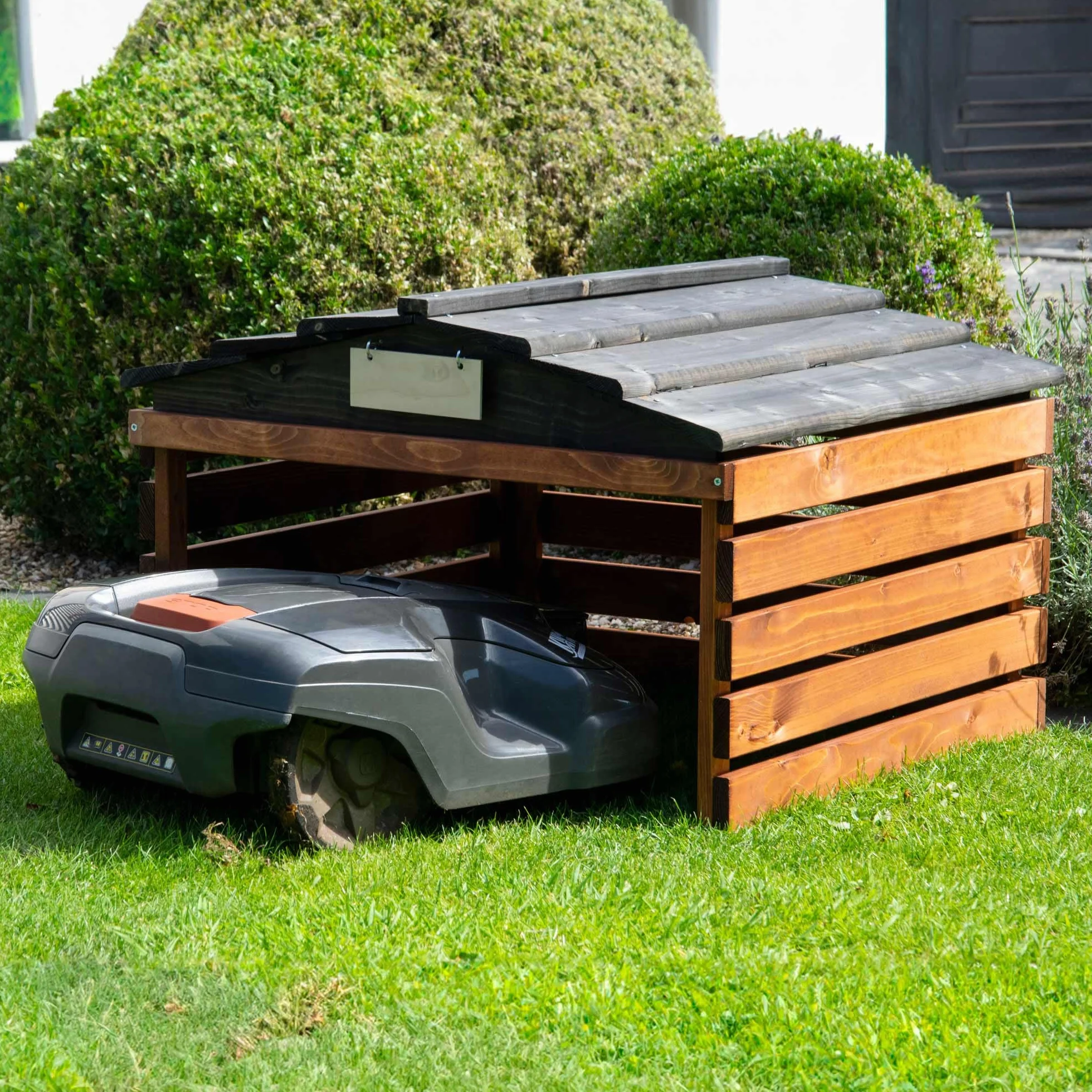 dobar® Garage pour Robot Tondeuse en Bois avec Toit Amovible, abri pour Robot à Gazon, avec Panneau Personnalisable, 78,5 x 74 x 52,5 cm, Marron/Noir