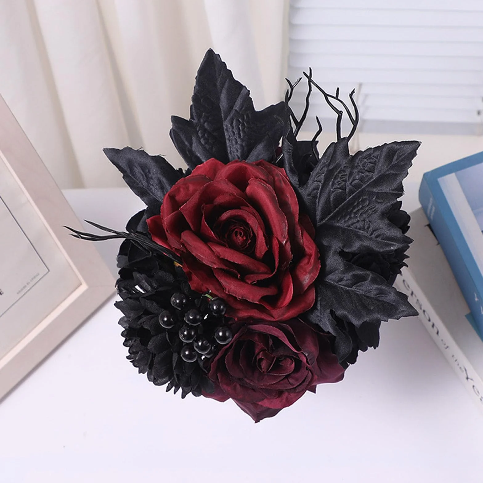 Bouquet de mariage sombre style gothique noir et bordeaux rose pour mariée
