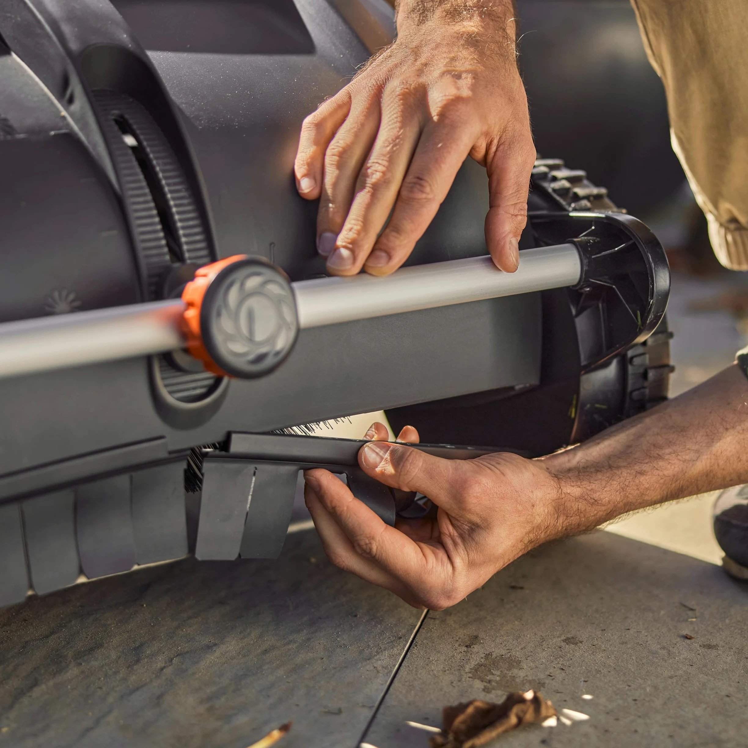 Gardena Kit de Mise à Niveau Collecteur de Feuilles pour terrasse Aides de Jardin: Ramassage Efficace des Feuilles sur Les terrasses, Changement Facile des brosses (3568-20)
