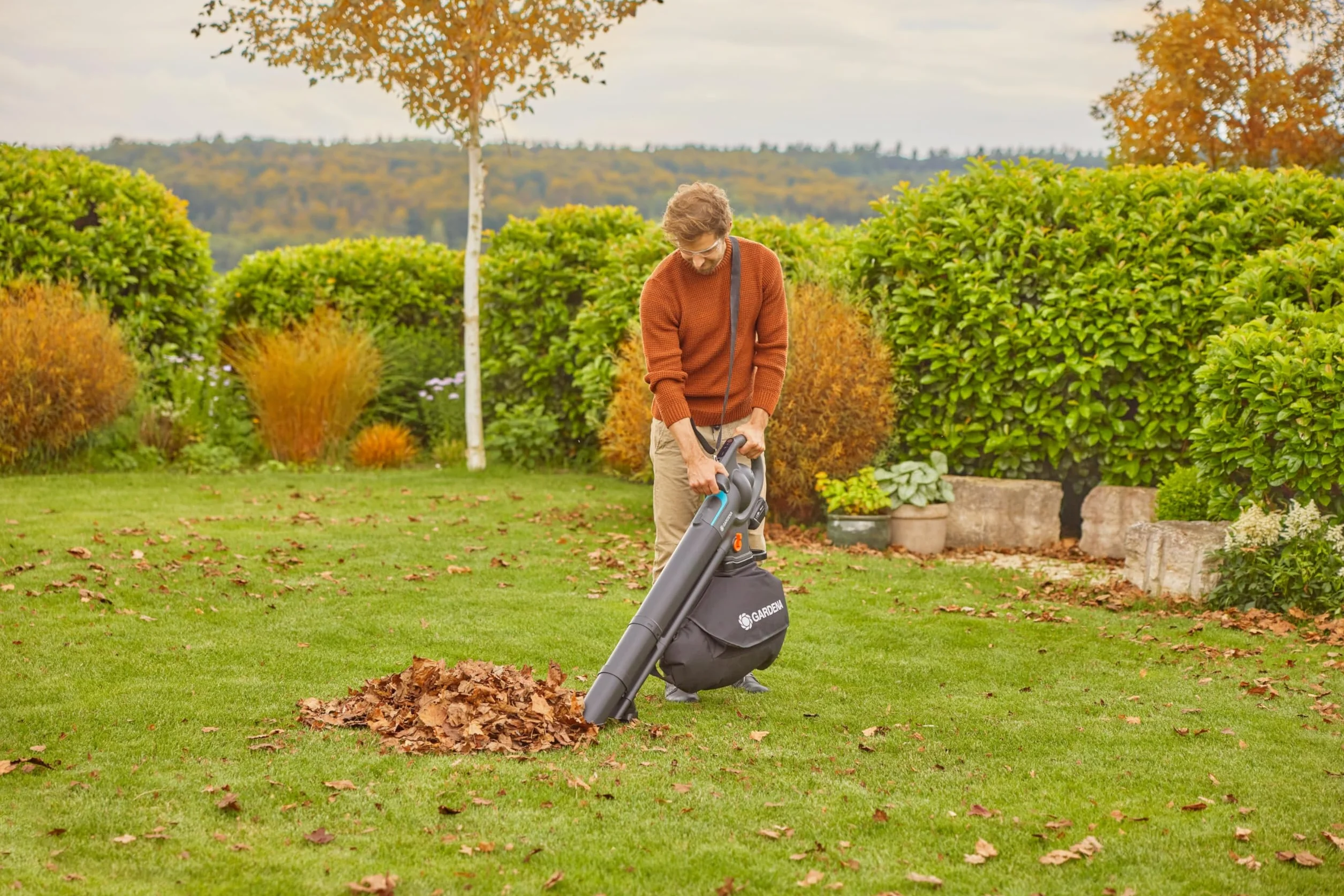 Gardena Aspirateur souffleur broyeur 3-en-1 PowerJet Collect 18V P4A - sans chargeur ni batterie: Flux d’air puissant , Changement de mode rapide , Vitesse réglable , Sac de ramassage (14895-55)