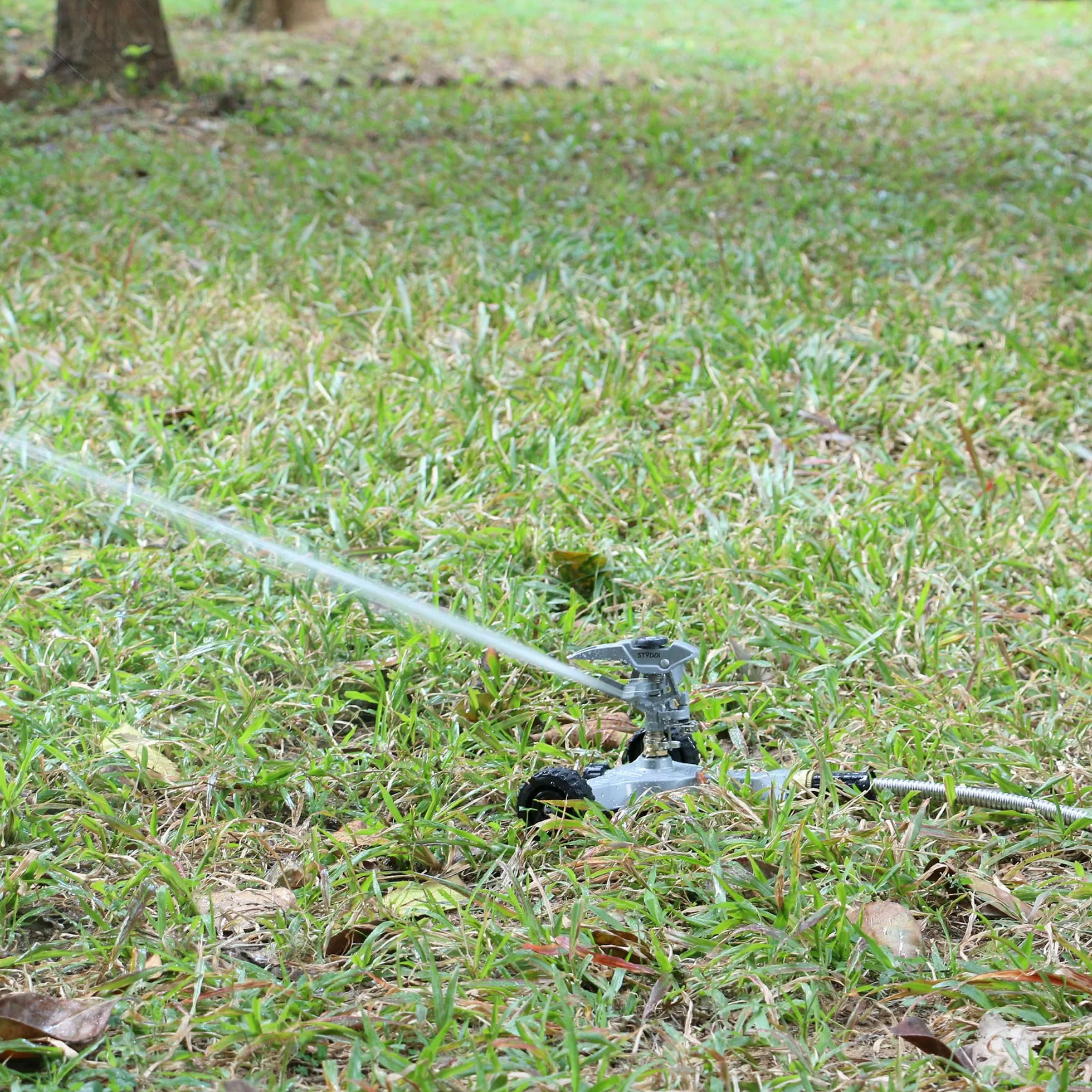 STYDDI Arroseur à pulsion en métal sur base à roulettes en métal en série, arroseur d'eau circulaire réglable pour pelouse circulaire moyenne à grande, cour, jardin et grandes surfaces, couverture