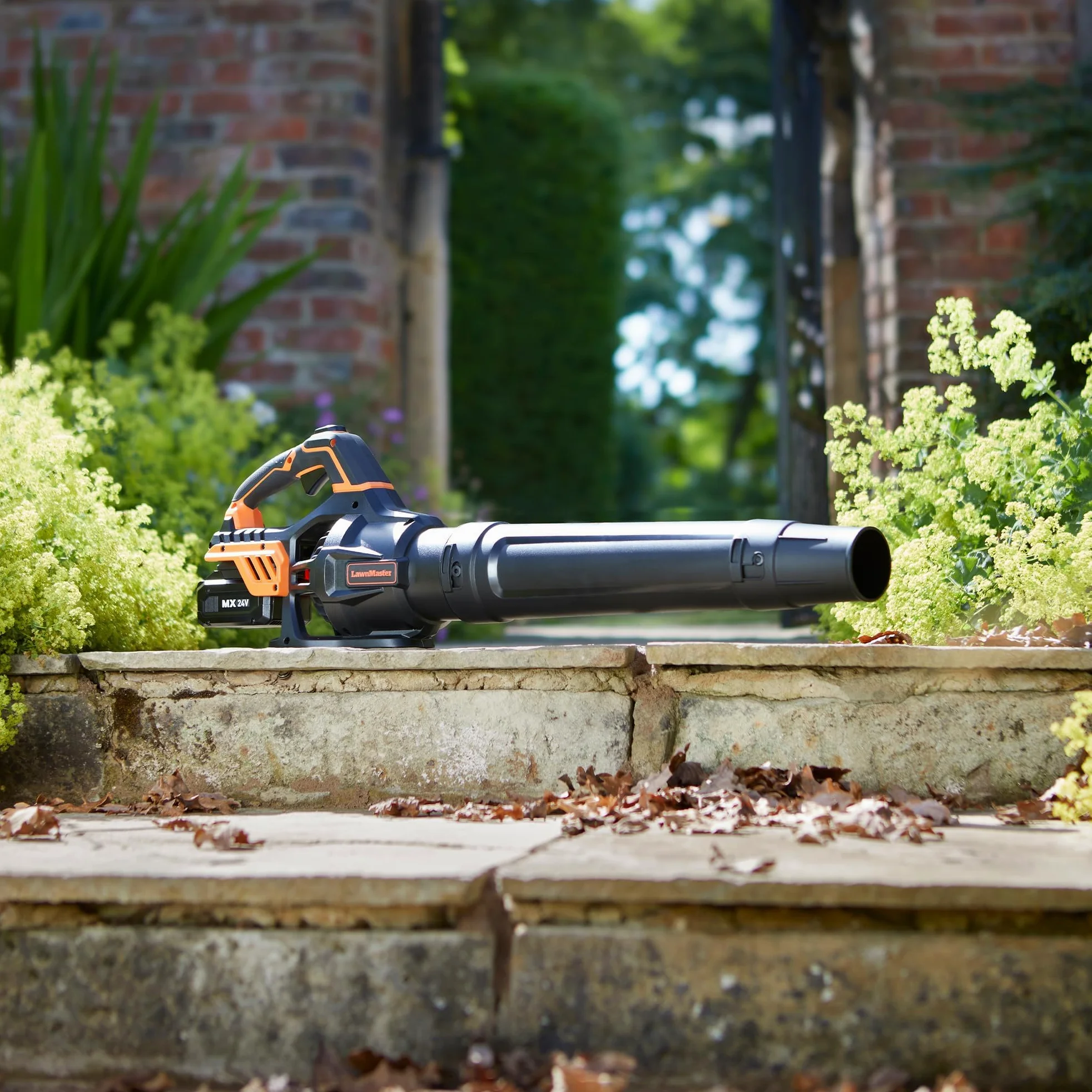 LawnMaster Souffleur Feuilles sans Fil 24V MX avec Mode Turbo | batterie 4Ah avec chargeur, flux d'air puissant, régulateur vitesse Cruise Control et tube amovible, garantie 2 ans