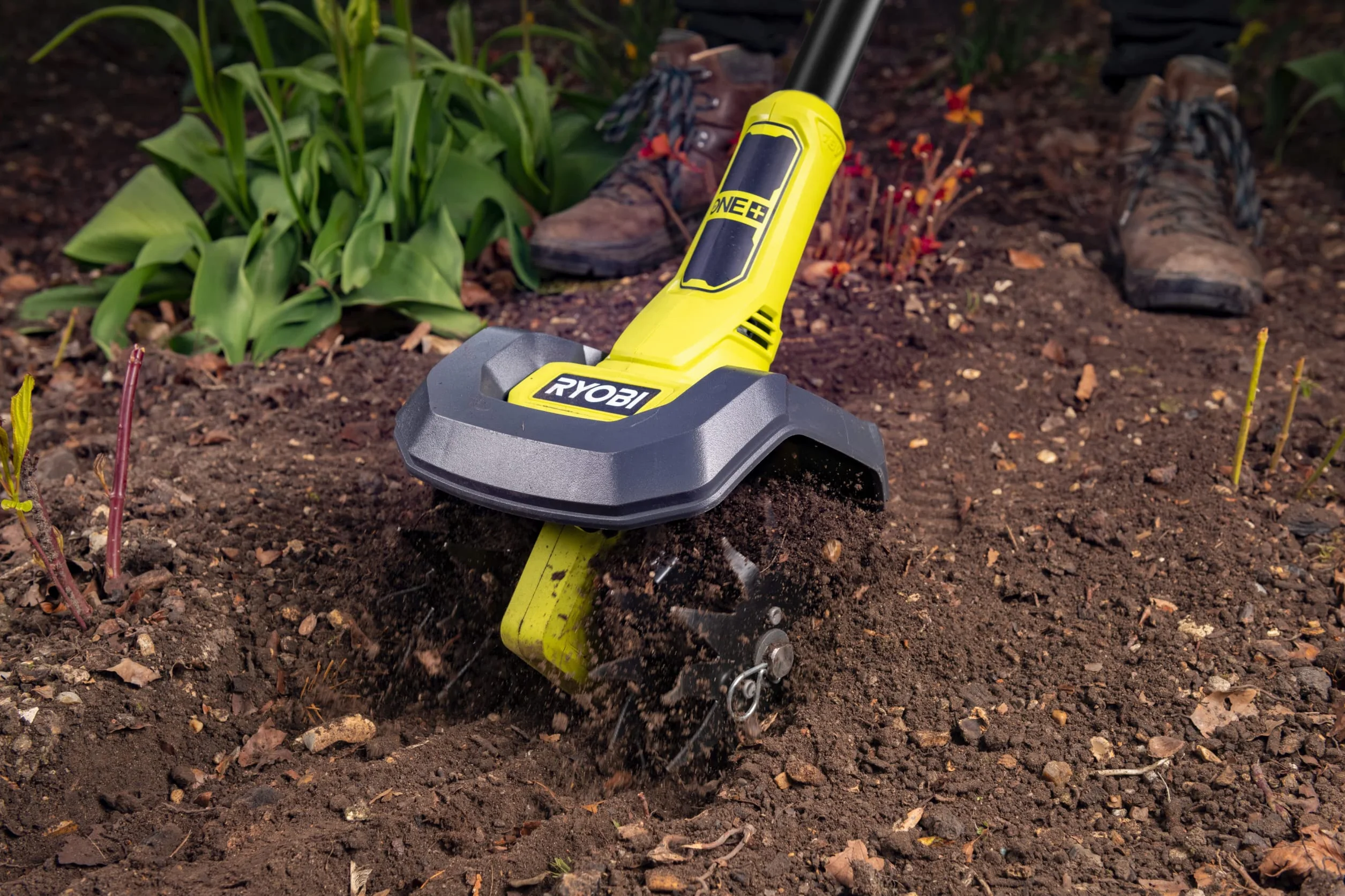 RYOBI - Bineuse 18V One+ - Largeur/Profondeur de Travail 20/10 cm - 4 Fraises & Sécateur Électrique 18V One+ - Lames Bypass Chromées en Acier Carbone Japonais SK5