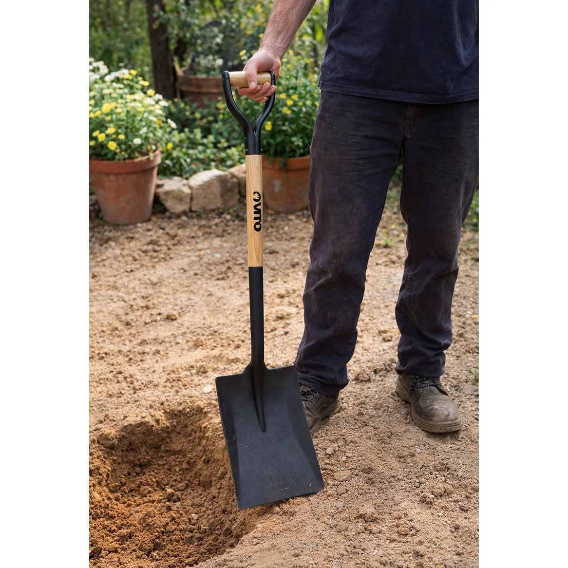 VITO - Pelle Carrée en Acier Trempé 103 cm – Manche Bois & Poignée en Y Ergonomique – Outil Robuste pour Jardinage Déplacement de Terre Déneigement et Travaux d'Extérieur