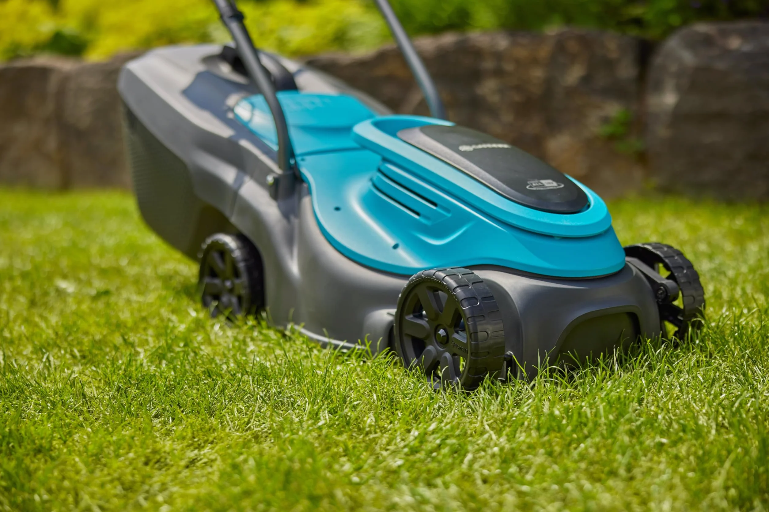 Gardena Tondeuse à Gazon sans Fil EasyMax+ 32/18V Ready-to-Use Set: Largeur de Coupe 32 cm, avec Batterie Power for All, légère et maniable, idéale pour Les pelouses jusqu'à 200 m² (14634-20)