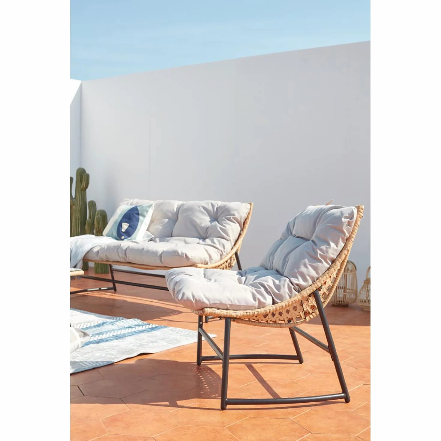 Salon de Jardin 4 Places GUAHANA Résine Aspect Rotin Structure Acier Table Basse Verre Trempé